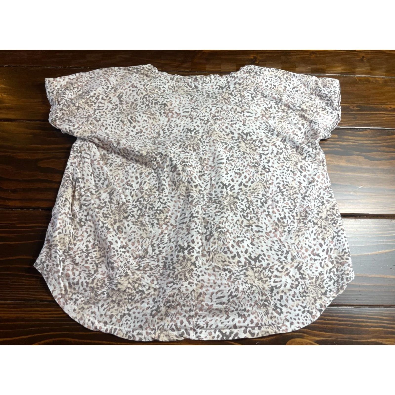 Vintage 24/7 by Maurices Tee Blouse Women's 24W White Tan Pattern High-Low V-Neck T-Shirt Womens Size 24W White Tan Pattern High-Low V-Neck Size 4XL / US 24-26 - 2 Thumbnail