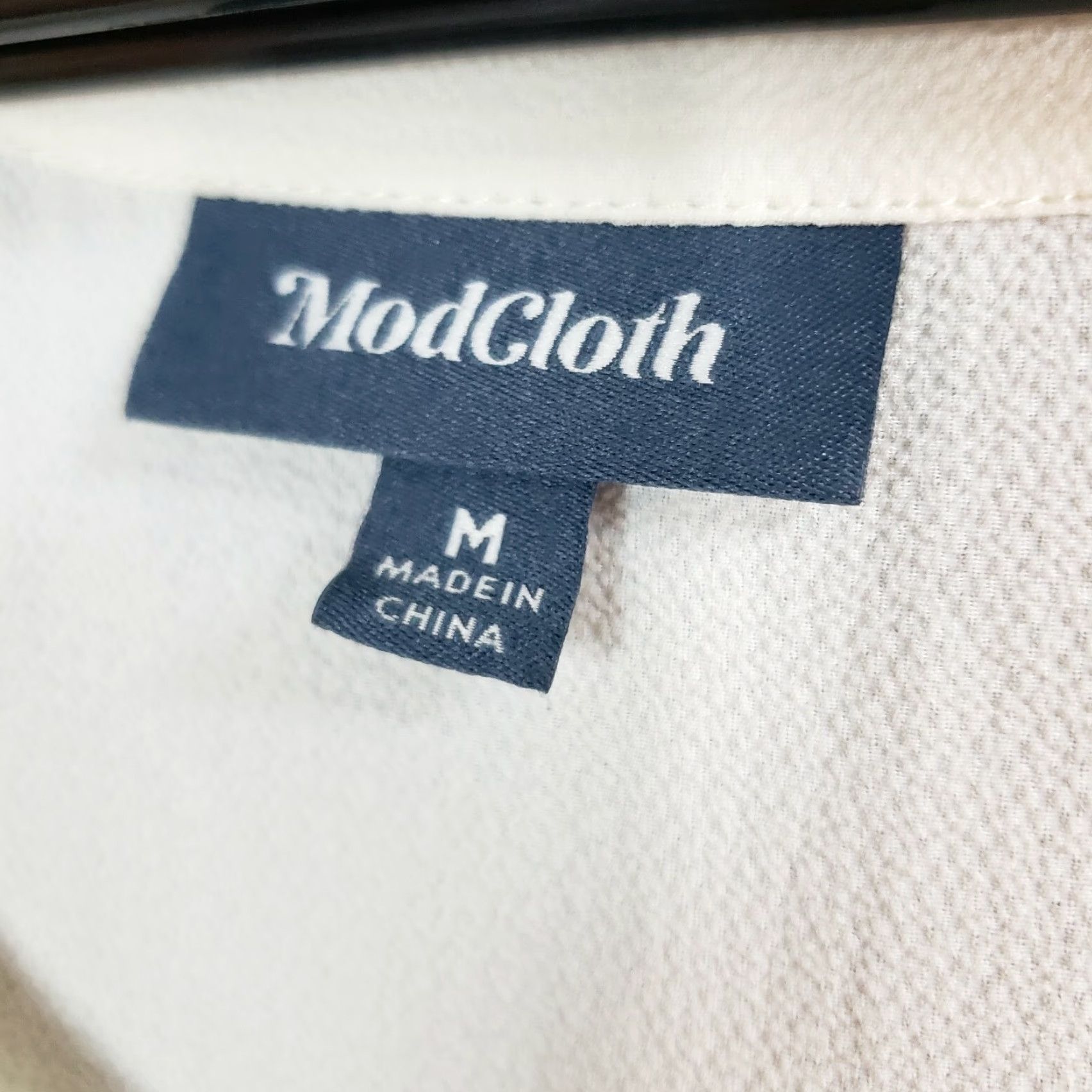 Vintage Modcloth Womens Blouse Short Sleeve V-Neck Solid Ivory M Adult Womens Blouse V-Neck Crema Ivory 90s Vintage? Size M / US 6-8 / IT 42-44 - 5 Thumbnail