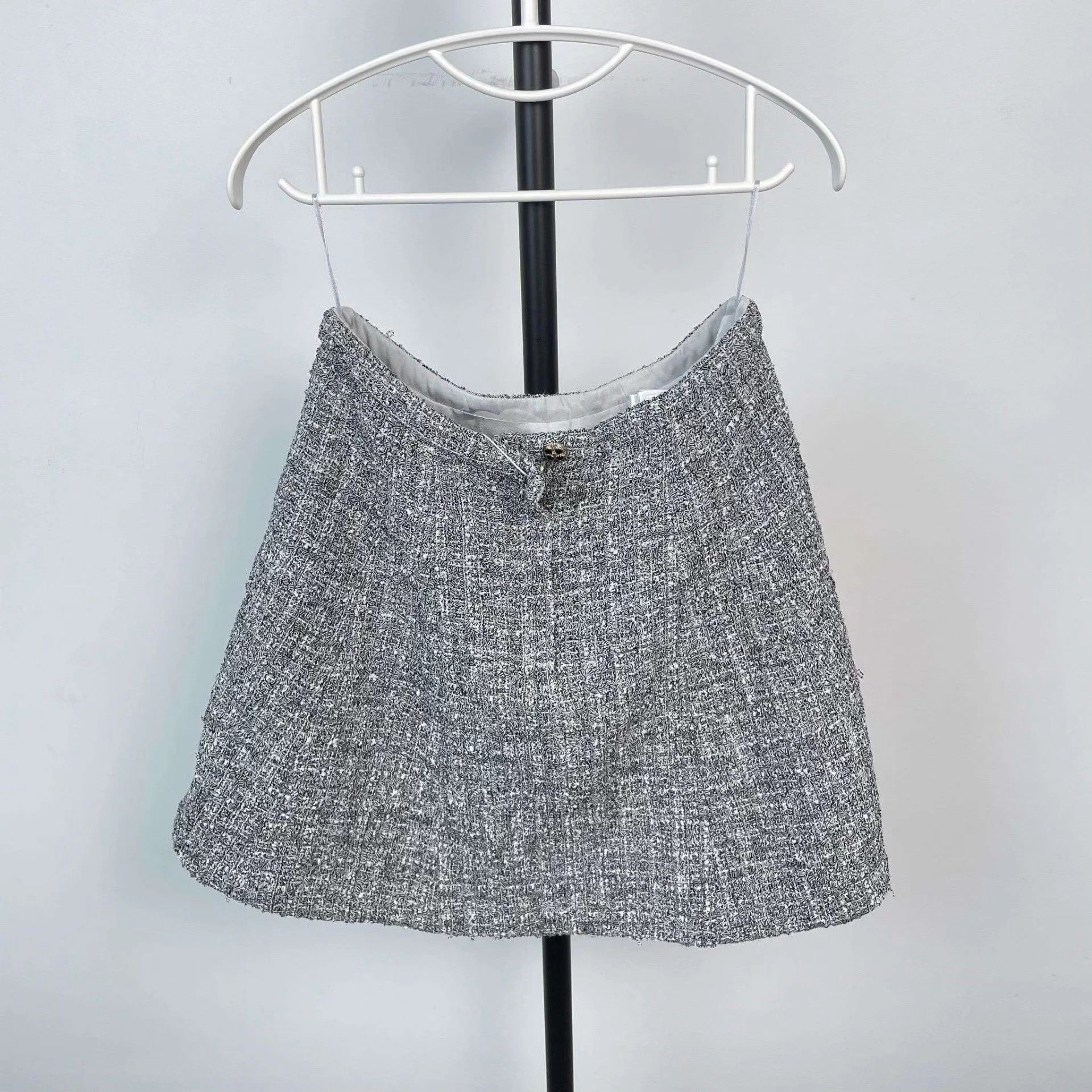Chanel Chanel Gray Tweed Suit 40 24P Size M / US 6-8 / IT 42-44 - 2 Thumbnail