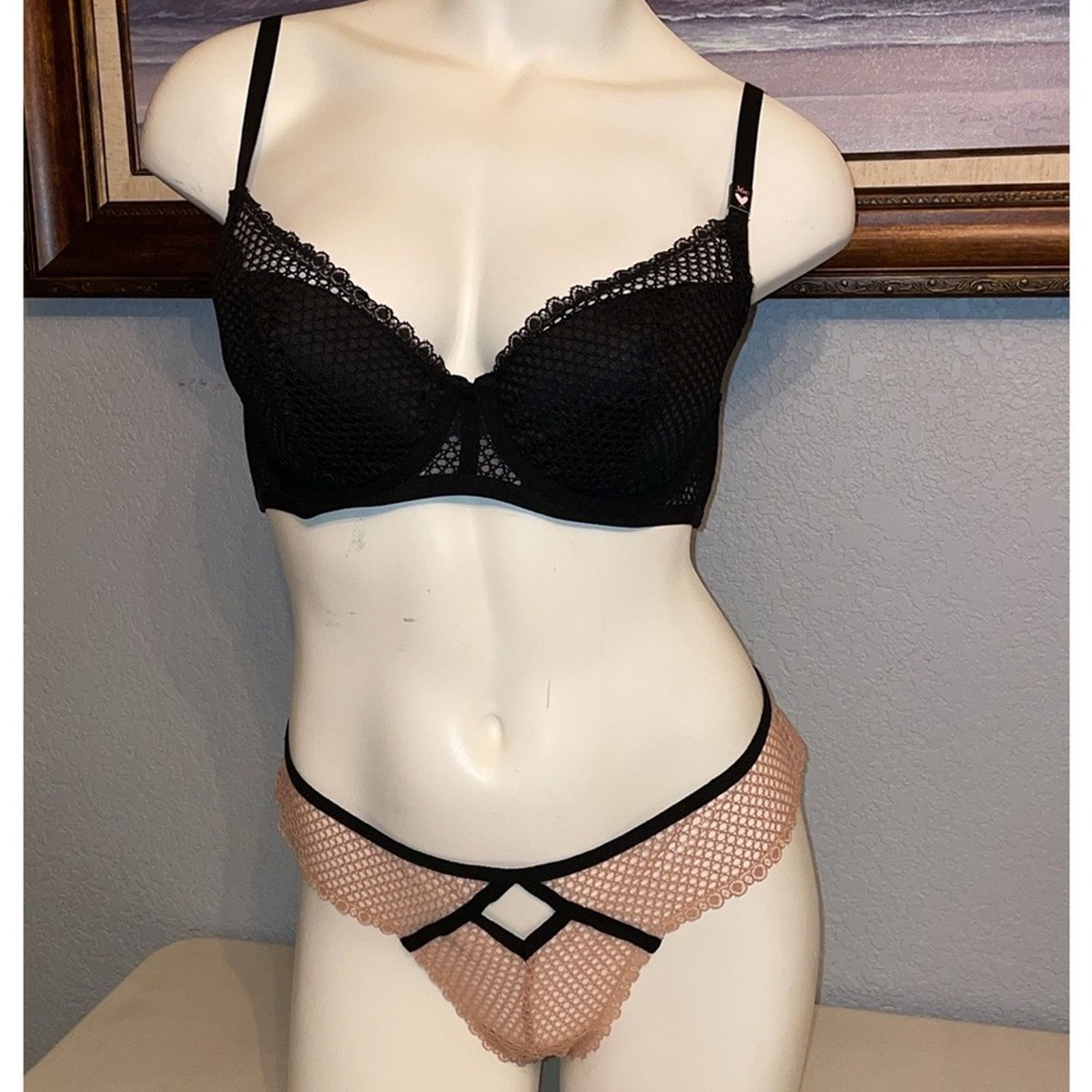 Victoria's Secret Victoria's Secret Thong VS Dusty Rose Shimmer VS VERY SEXY Size ONE SIZE - 16 Thumbnail