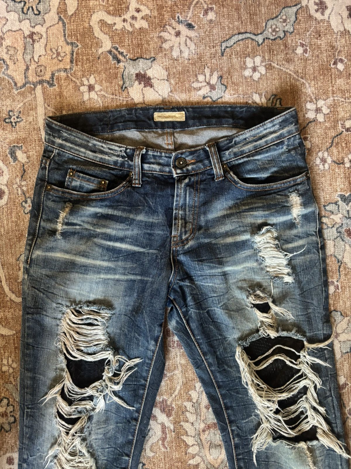 GOA GOA DISTRESSED FLARED JEANS Size US 29 - 2 Thumbnail