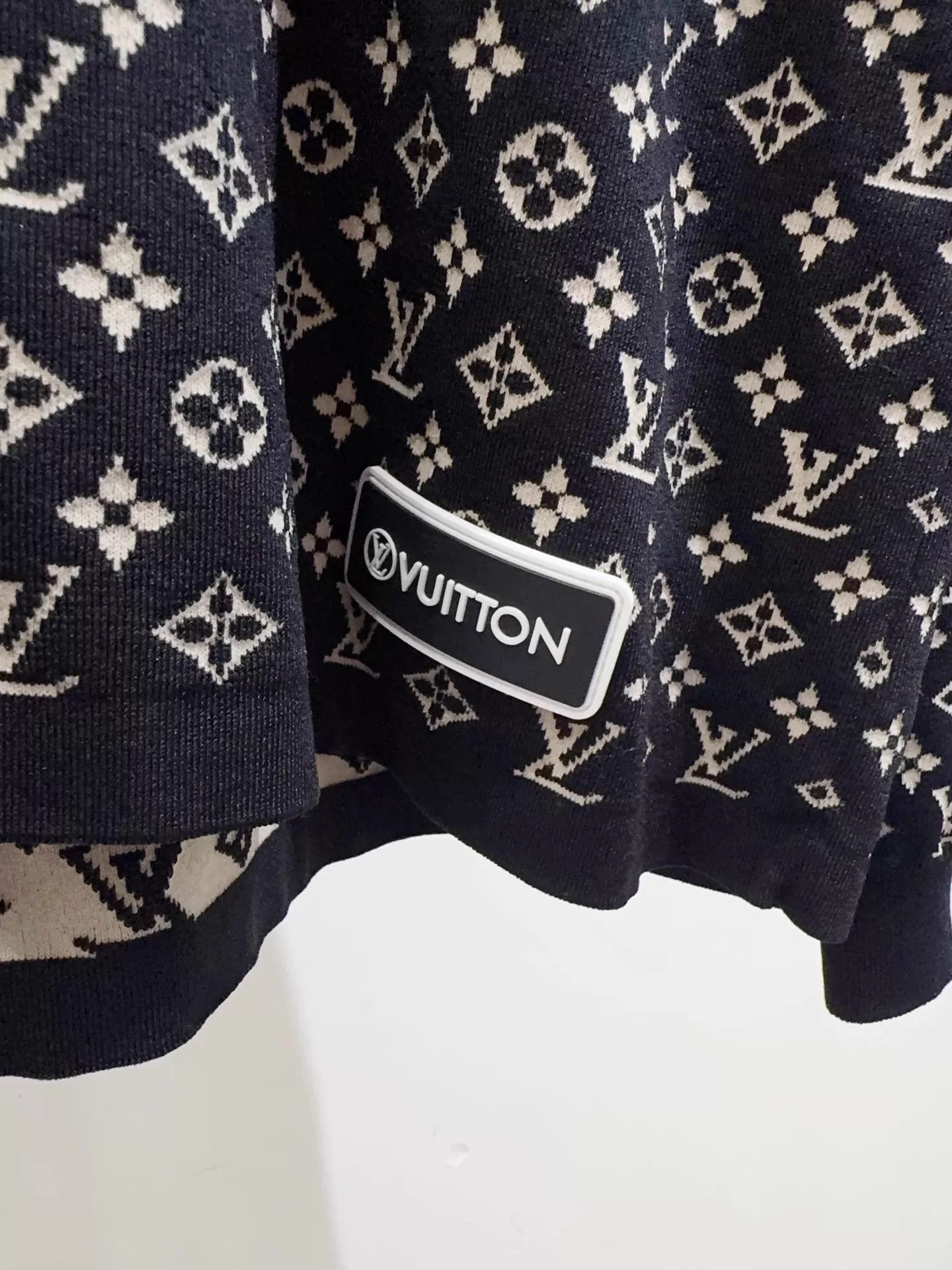 Louis Vuitton Lv Full Logo LS Size S Loose Bust108/Length62 98N Size S / US 4 / IT 40 - 3 Thumbnail
