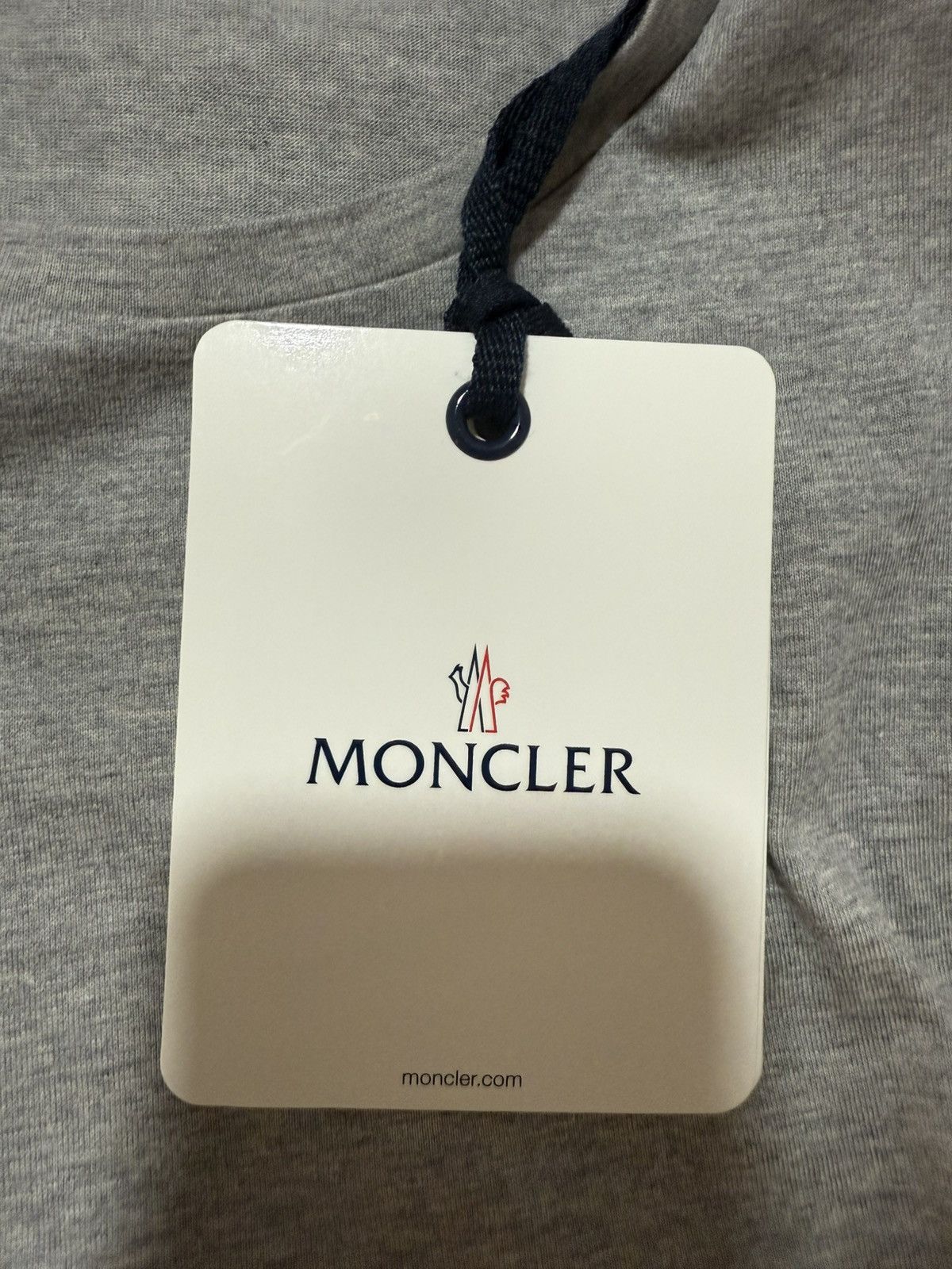 Moncler Brand new Moncler grey logo tshirt size small Size S / US 4 / IT 40 - 14 Thumbnail
