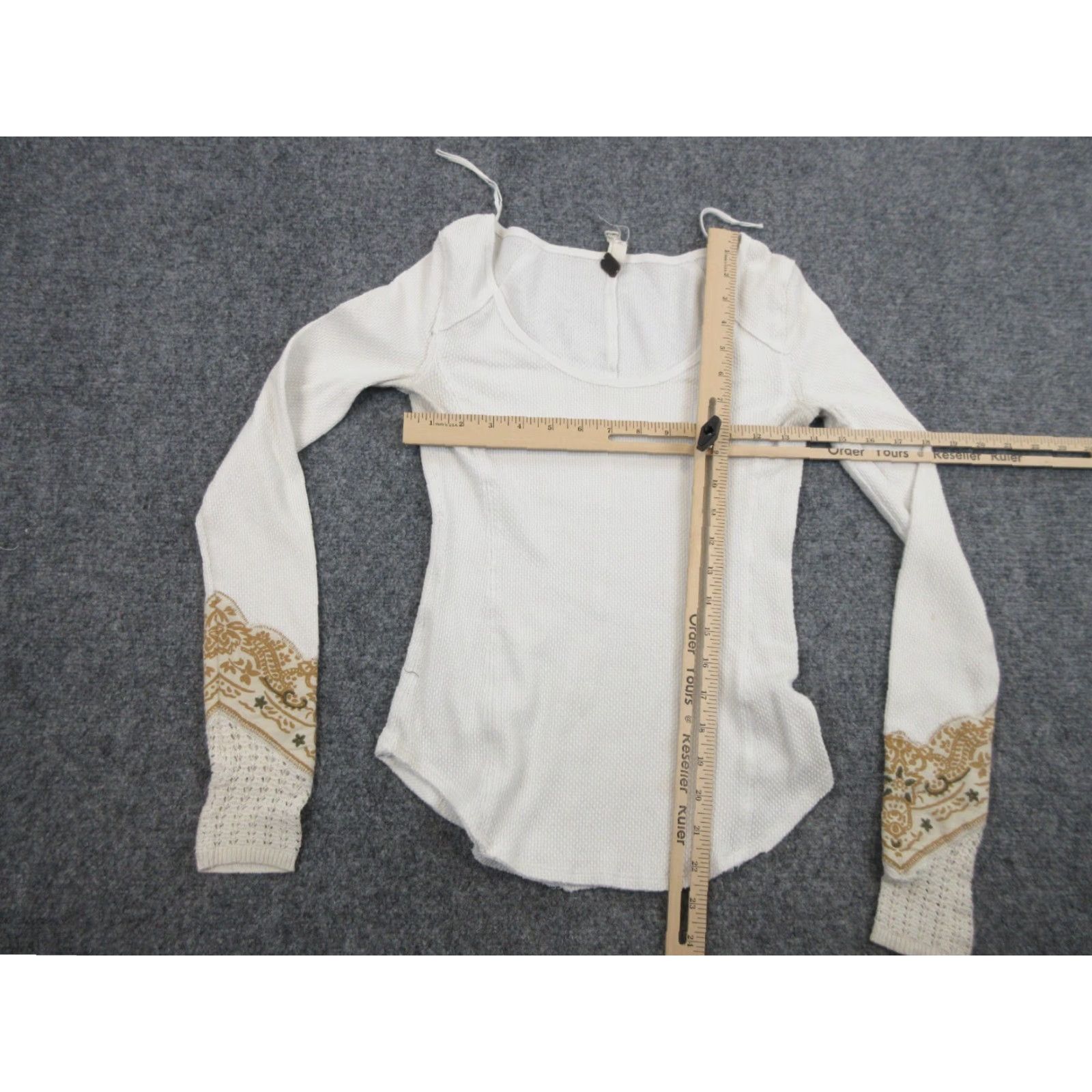 Vintage We The Free Women's Petite White Long Sleeve Button Up Scoop Neck Knit Shirt Small Size S / US 4 / IT 40 - 2 Thumbnail