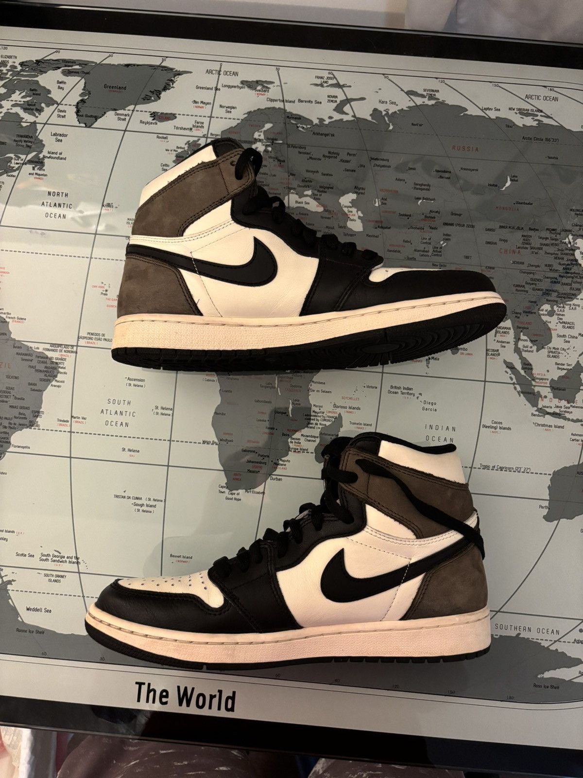 Jordan Brand × Nike Nike Retro Jordan 1 High Dark Mocha Size US 8.5 / EU 41-42 - 2 Thumbnail
