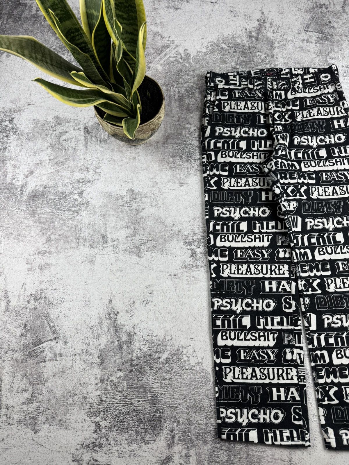 Hysteric Glamour × Supreme HYSTERIC GLAMOUR X SUPREME Text Work Black Monogram Straight Trousers Pants Size US 30 / EU 46 - 10 Thumbnail
