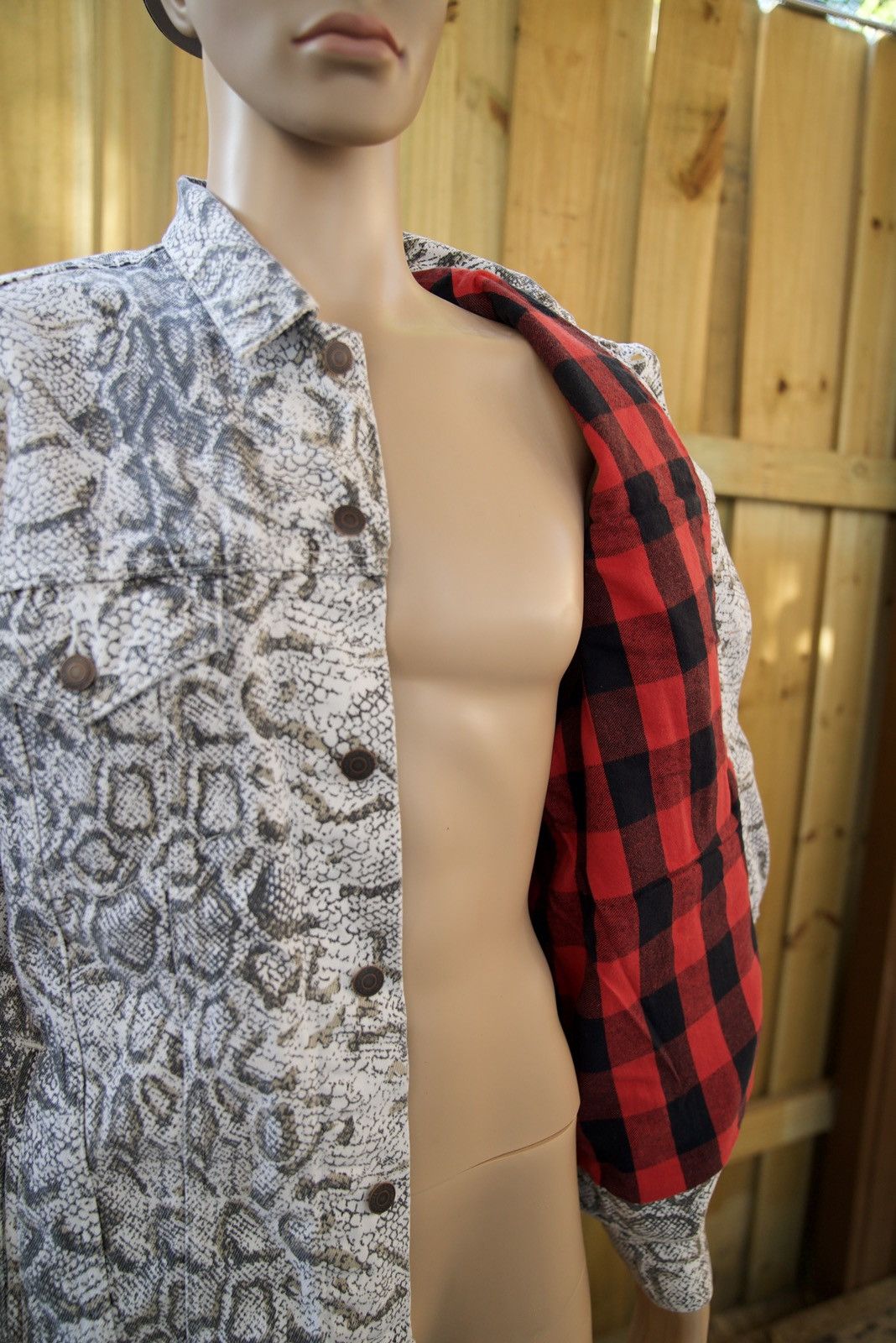 Levi's × Supreme BRAND NEW Supreme x Levi’s Snake Print Denim Jacket Size XL Size US XL / EU 56 / 4 - 4 Thumbnail