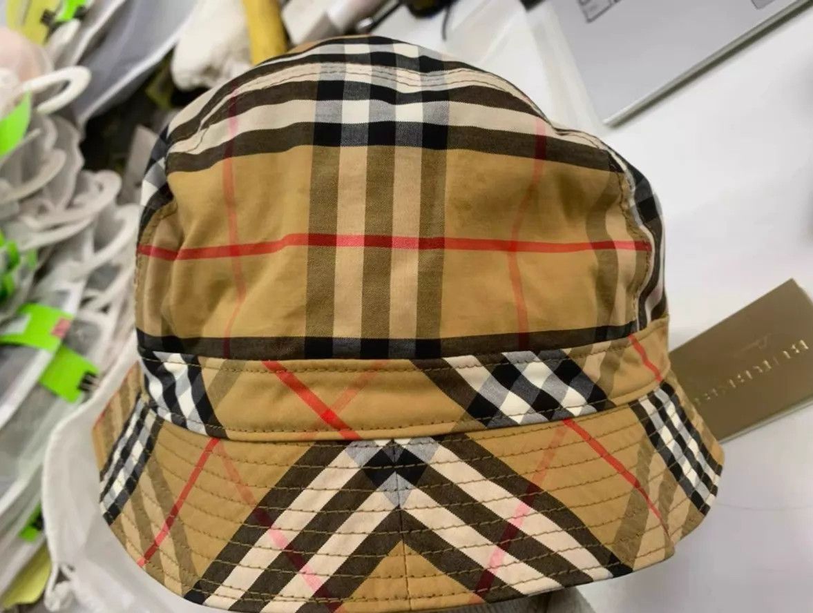 Burberry Burberry Hat with Tags Size ONE SIZE - 1 Thumbnail