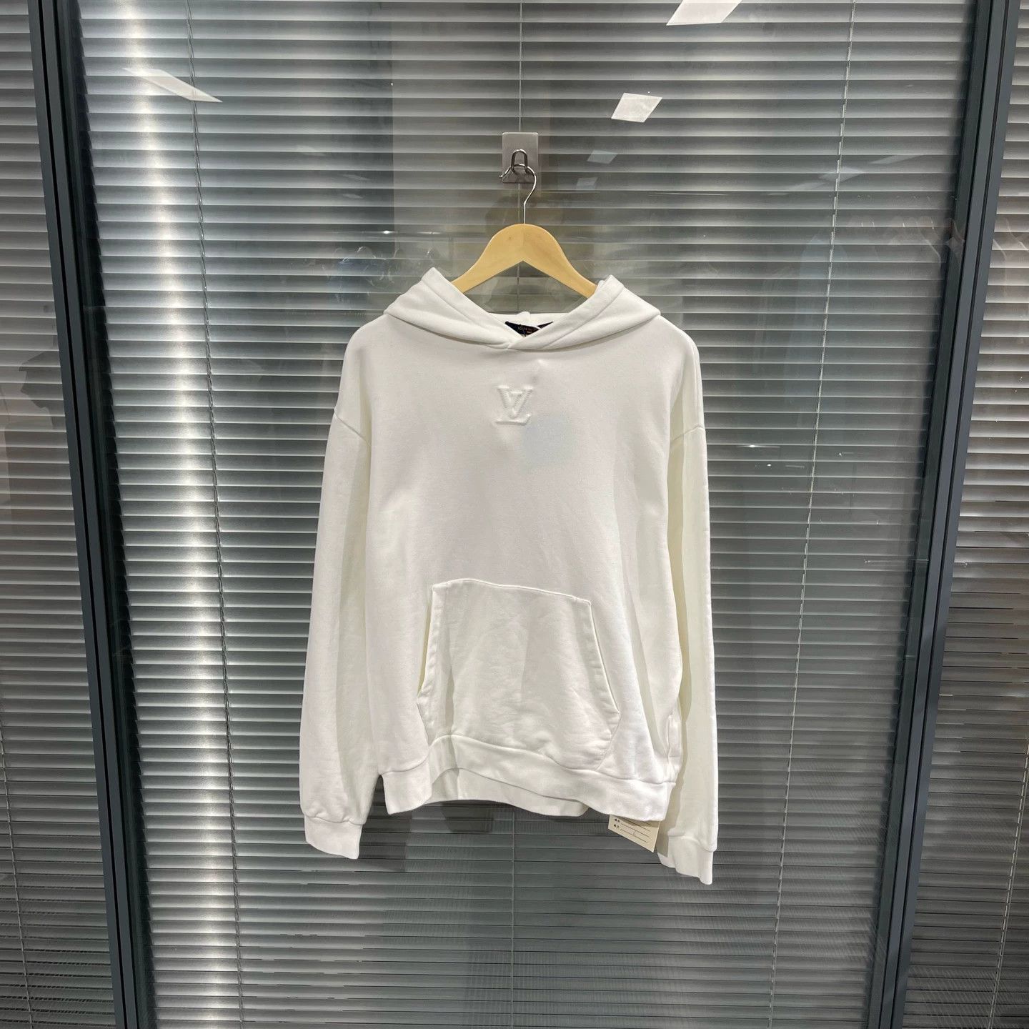 Louis Vuitton LV 25ss White Embossed Logo Hoodie L New Bestseller Size US L / EU 52-54 / 3 - 1 Thumbnail