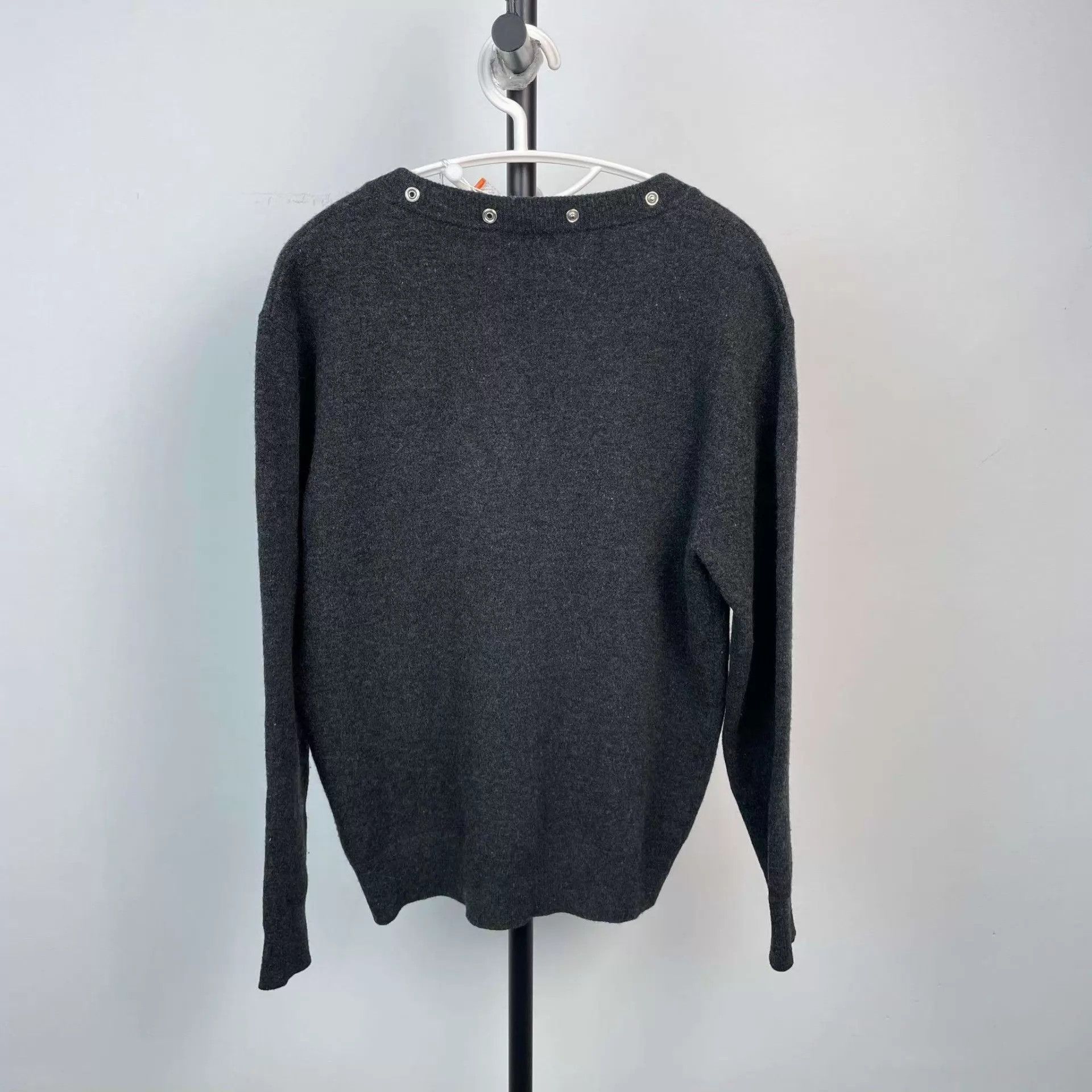 Balenciaga Balenciaga 98new V-neck knit sweater 36 Gray Size XS / US 0-2 / IT 36-38 - 2 Thumbnail
