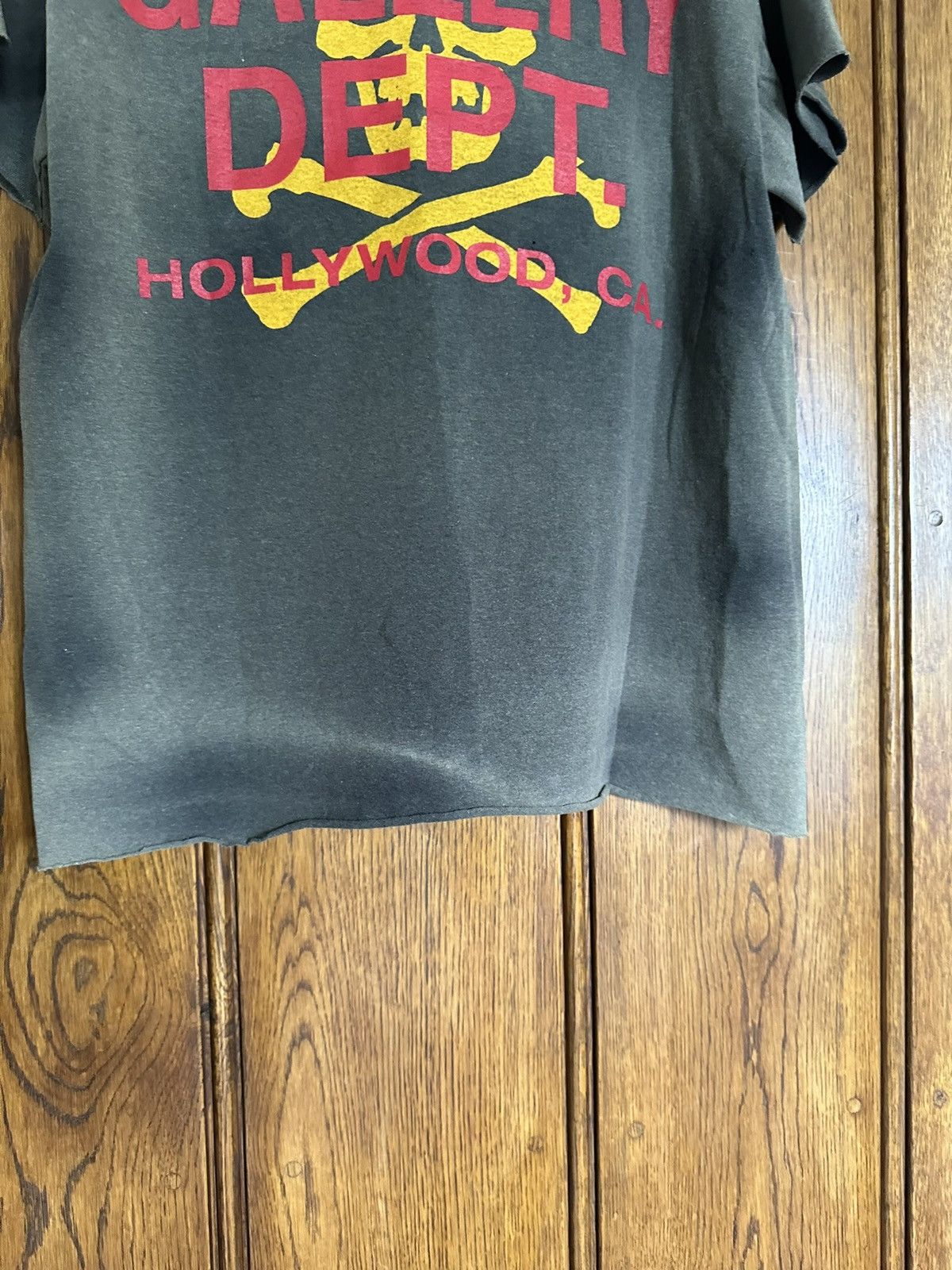 Gallery Dept. Gallery Dept skull and crossbones Hollywood logo t shirt Size US S / EU 44-46 / 1 - 17 Thumbnail