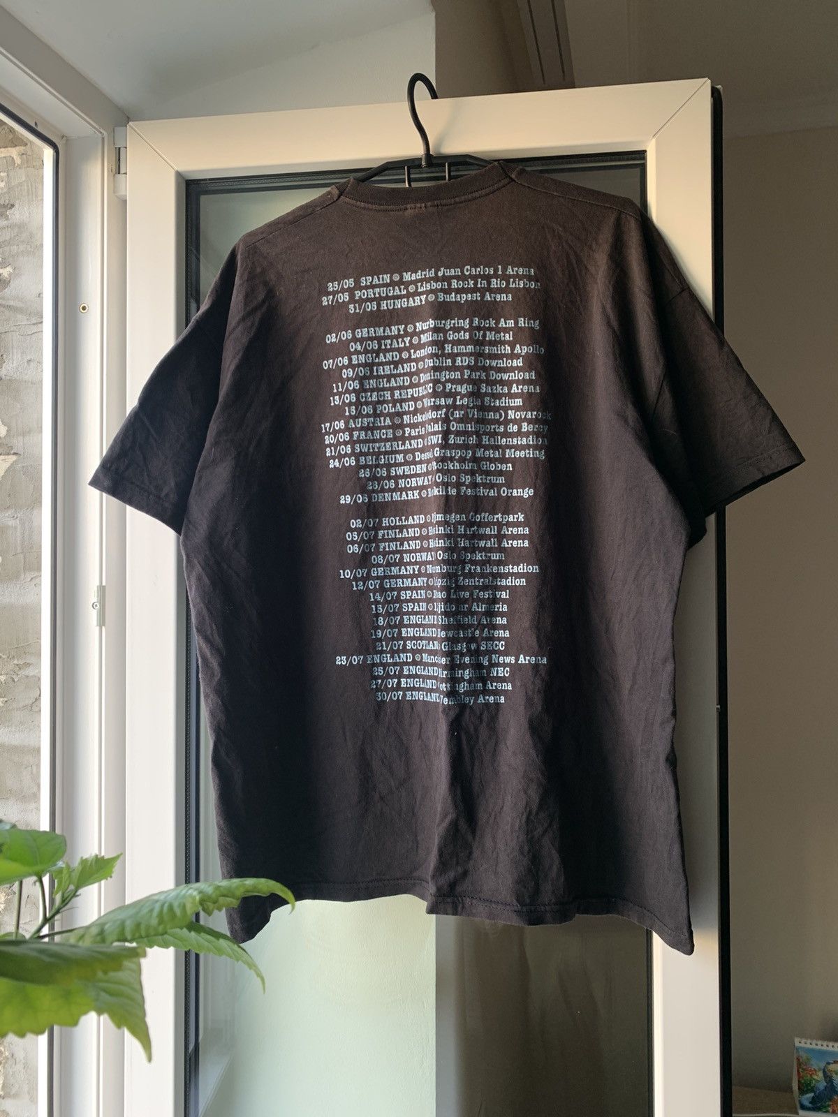 Band Tees 🔥VINTAGE GUNS N ROSES 2006 EUROPEAN TOUR PISTOLS T-SHIRT Size US XL / EU 56 / 4 - 4 Thumbnail