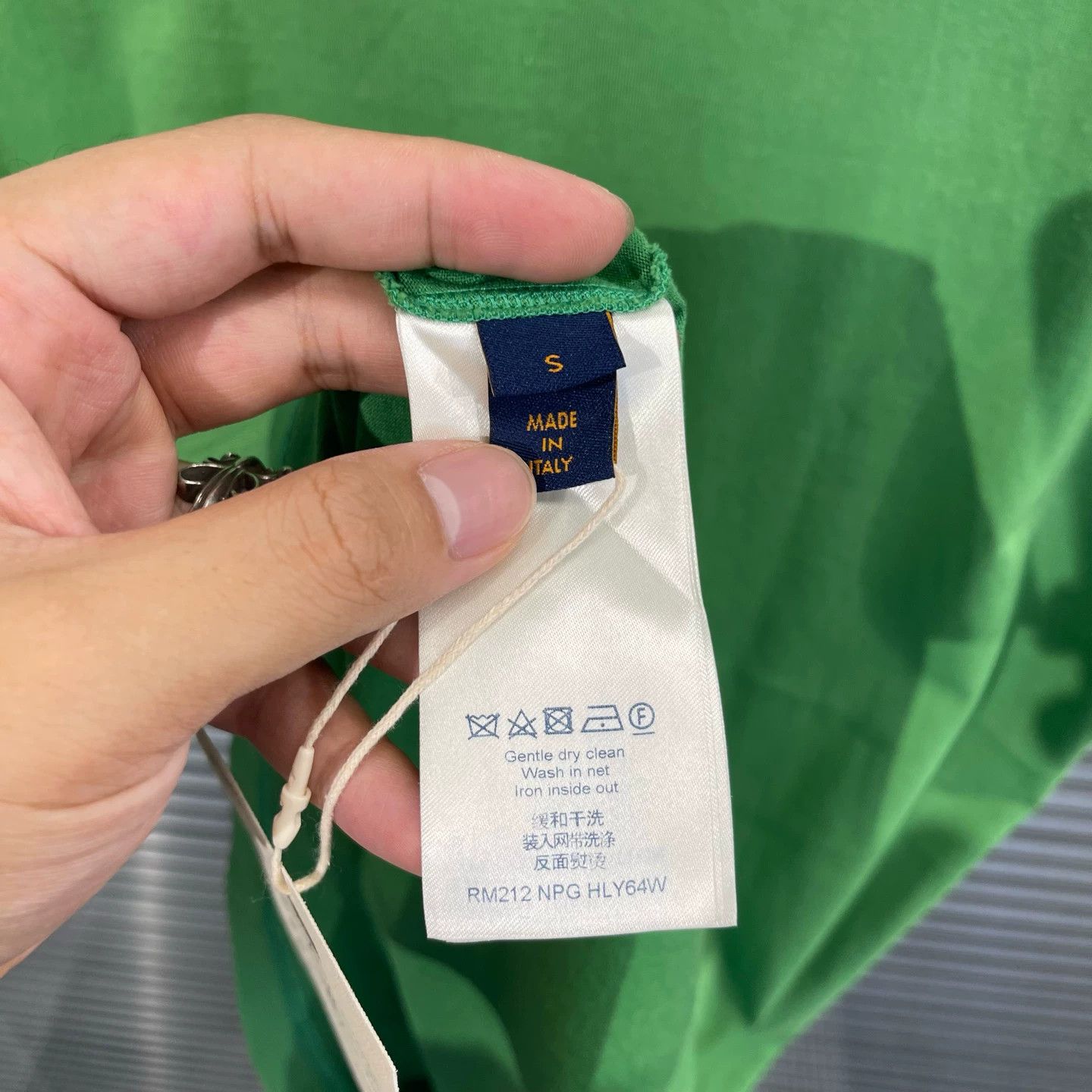 Louis Vuitton LV Green Embossed Short Sleeve T S 98N #11615F back flaw Size US S / EU 44-46 / 1 - 7 Thumbnail
