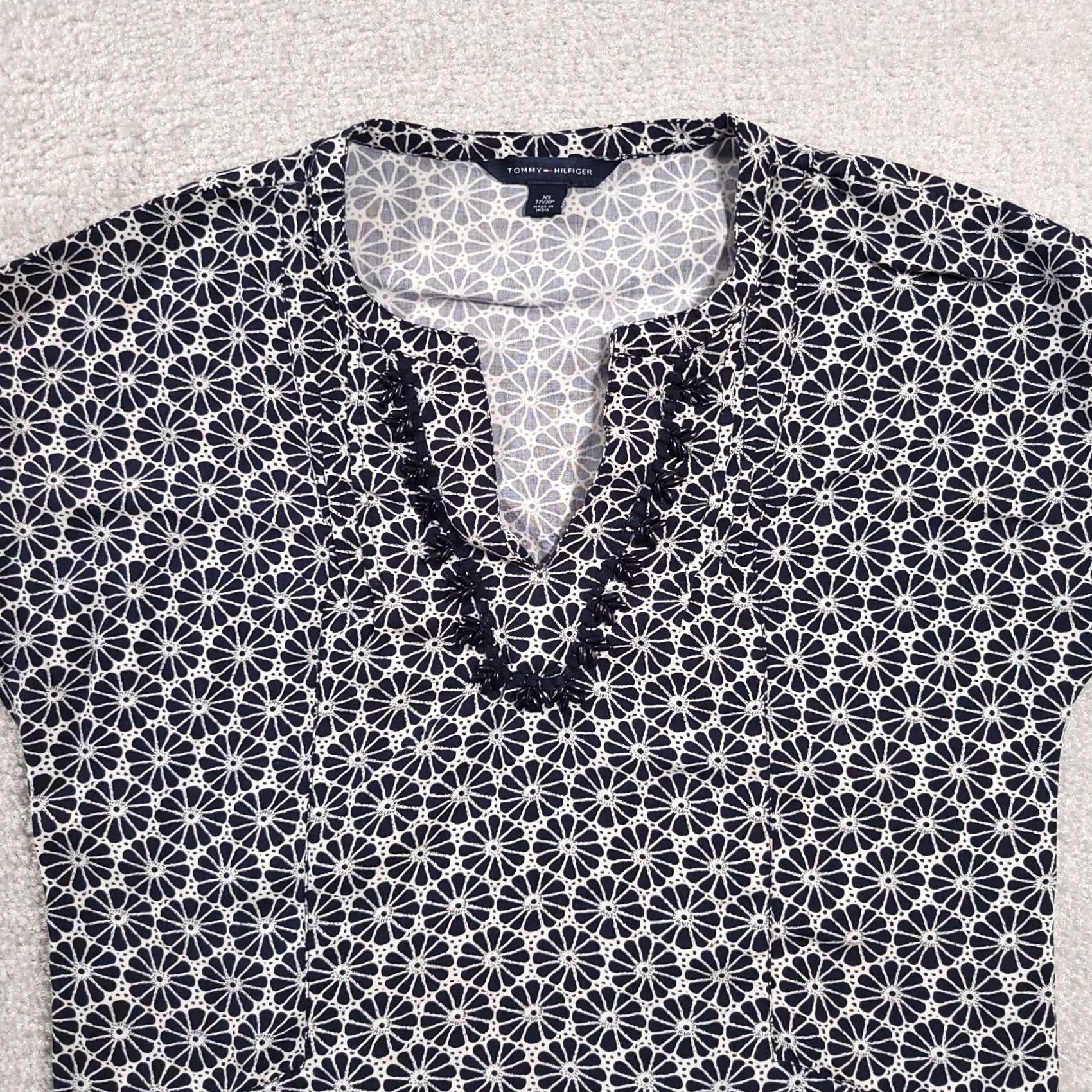 Tommy Hilfiger Tommy Hilfiger Top Womens Size XS Navy White V-Neckline Short Sleeve Floral Bead Size XS / US 0-2 / IT 36-38 - 3 Thumbnail