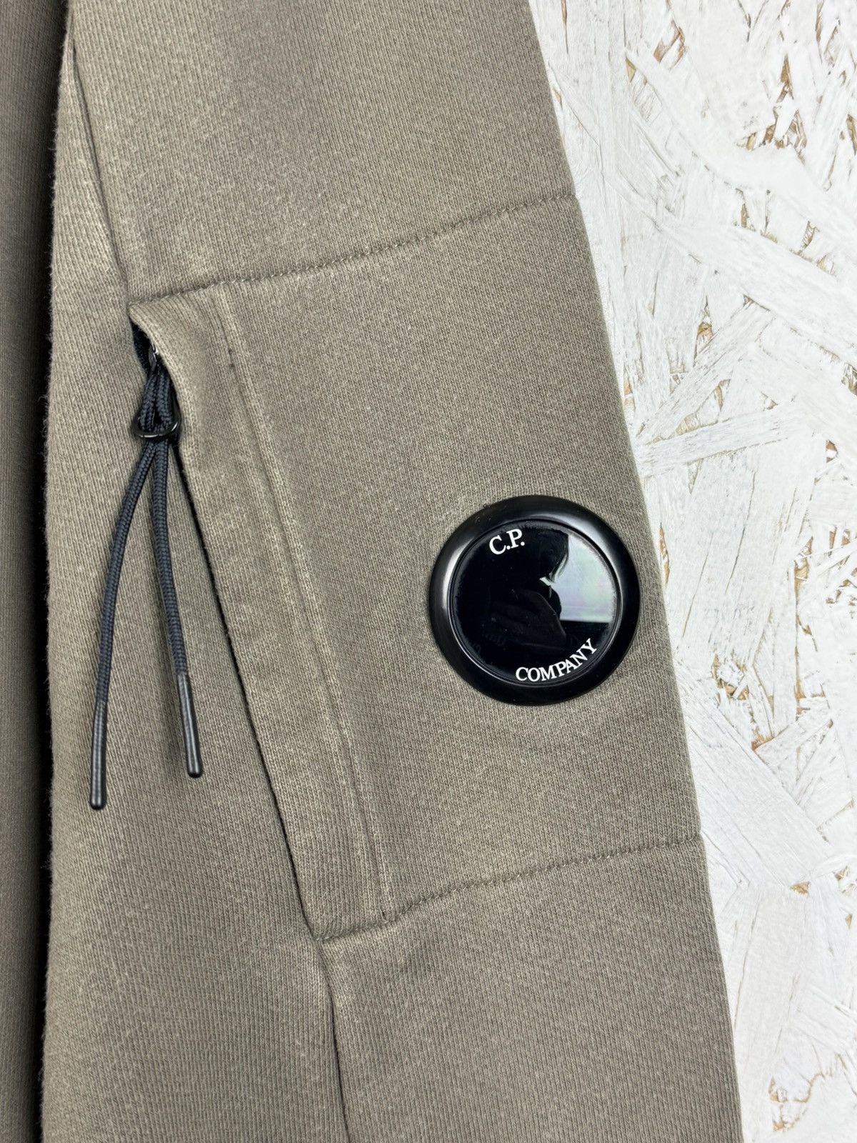 C.P. Company C.P. Company 19FW Arm Lens Sweatshirt In Khaki Size XL Size US XL / EU 56 / 4 - 2 Thumbnail