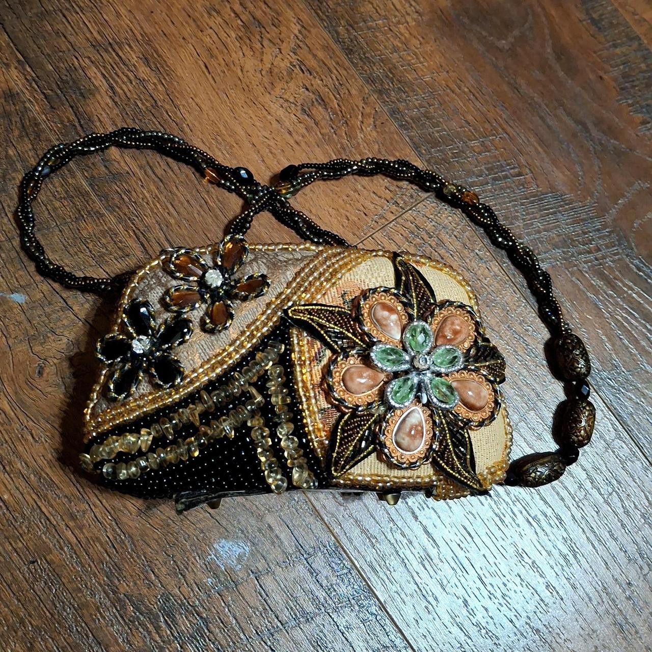 Other fancy beaded clutch w chain Size ONE SIZE - 1 Thumbnail