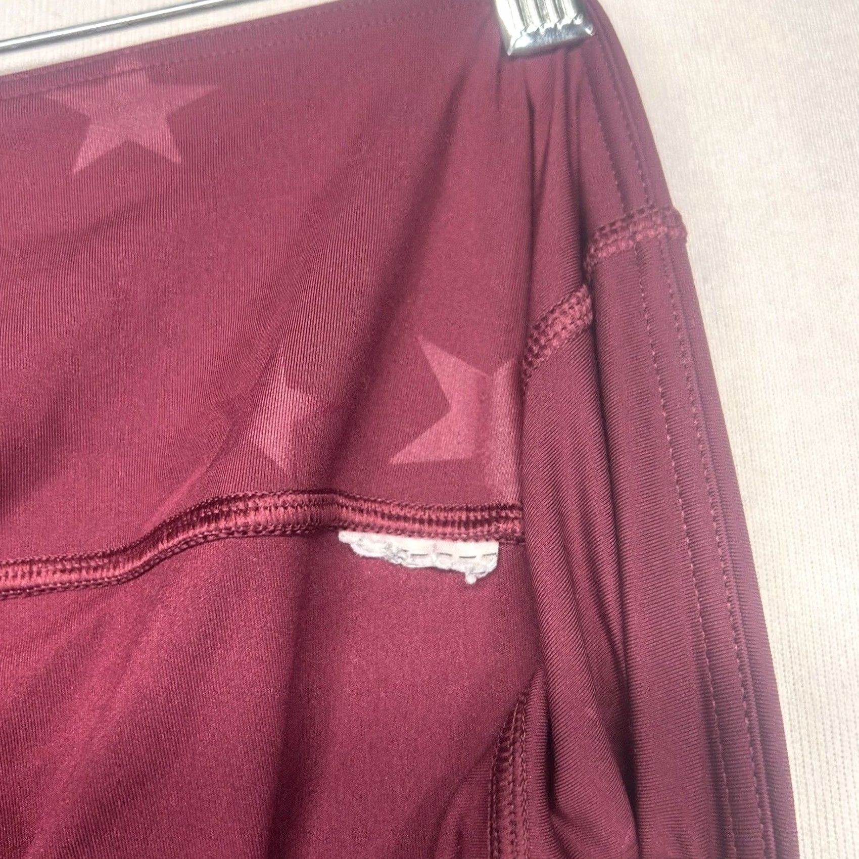 Gap GapFit Leggings Capri Womens Medium Red Stars High Rise Athletic Compression Size 32" / US 10 / IT 46 - 3 Thumbnail