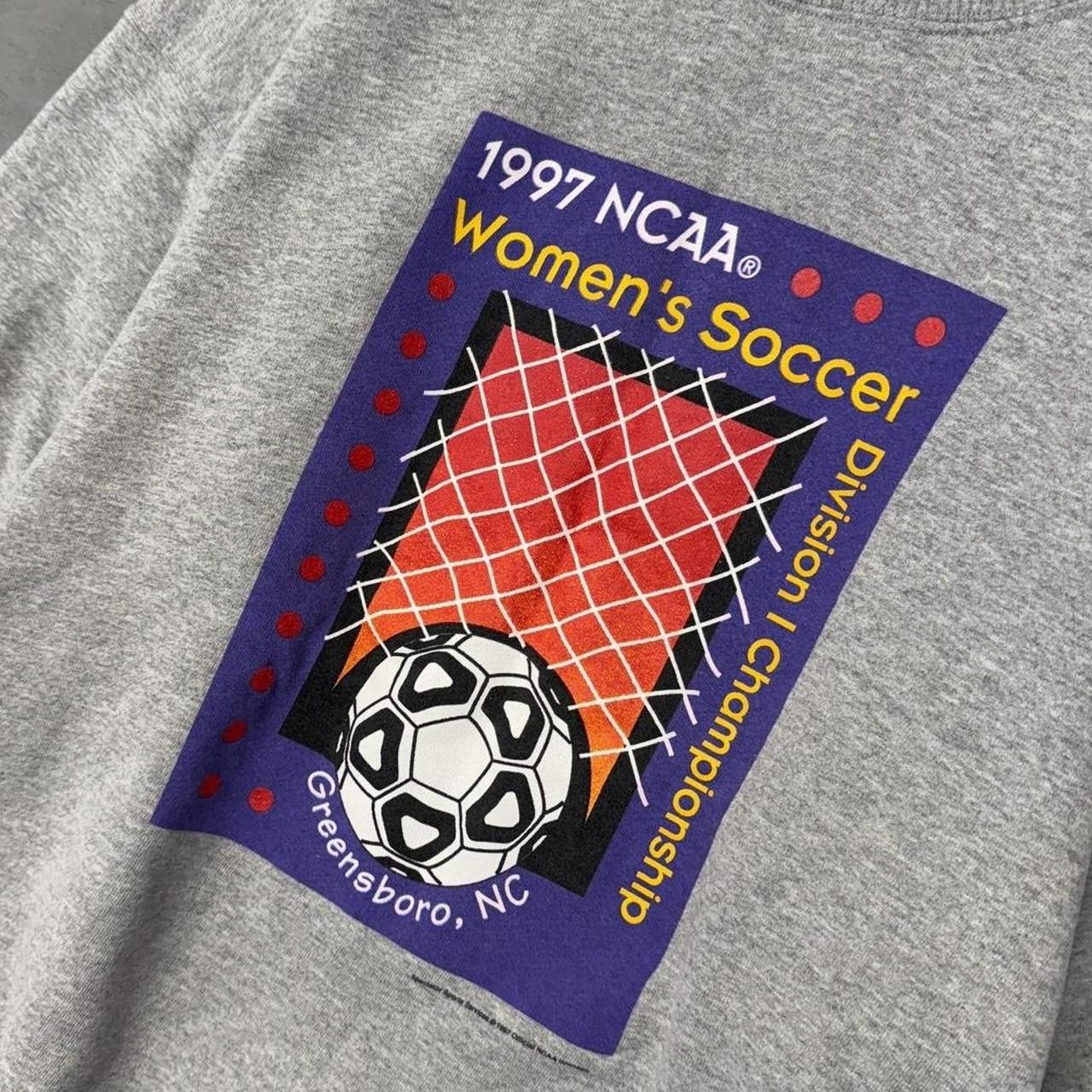 NCAA × Vintage Vintage 1997 NCAA Women’s Soccer Championship Sweatshirt XXL Size US XXL / EU 58 / 5 - 2 Thumbnail