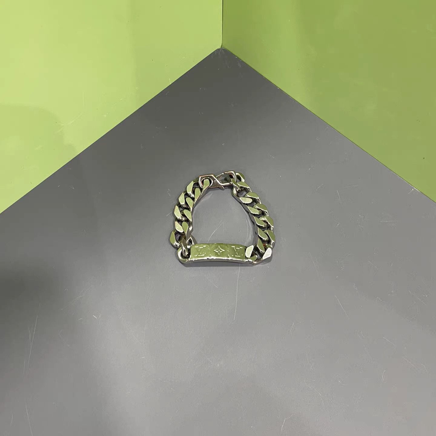 Louis Vuitton Louis Vuitton Engraved Pattern Cuban Chain Bracelet K15 Size ONE SIZE - 2 Thumbnail