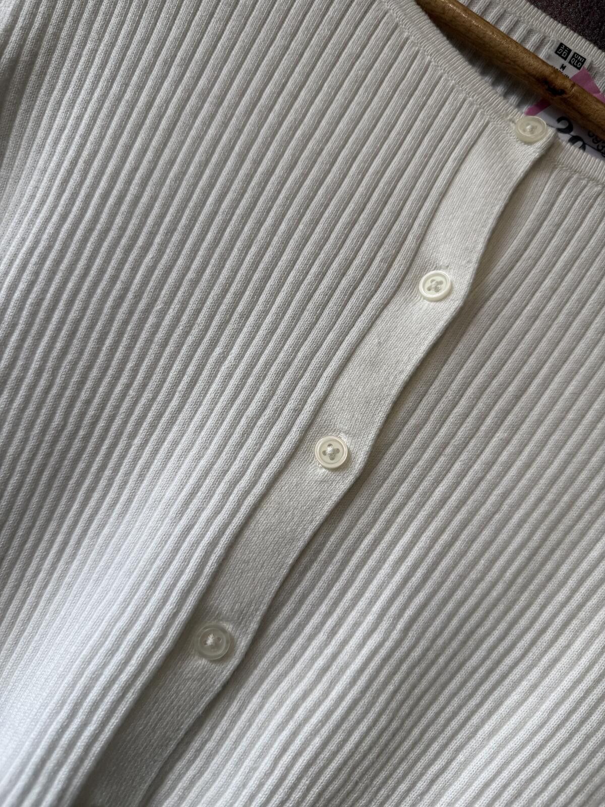 Other Uniqlo white cropped top in size M Size M / US 6-8 / IT 42-44 - 2 Thumbnail