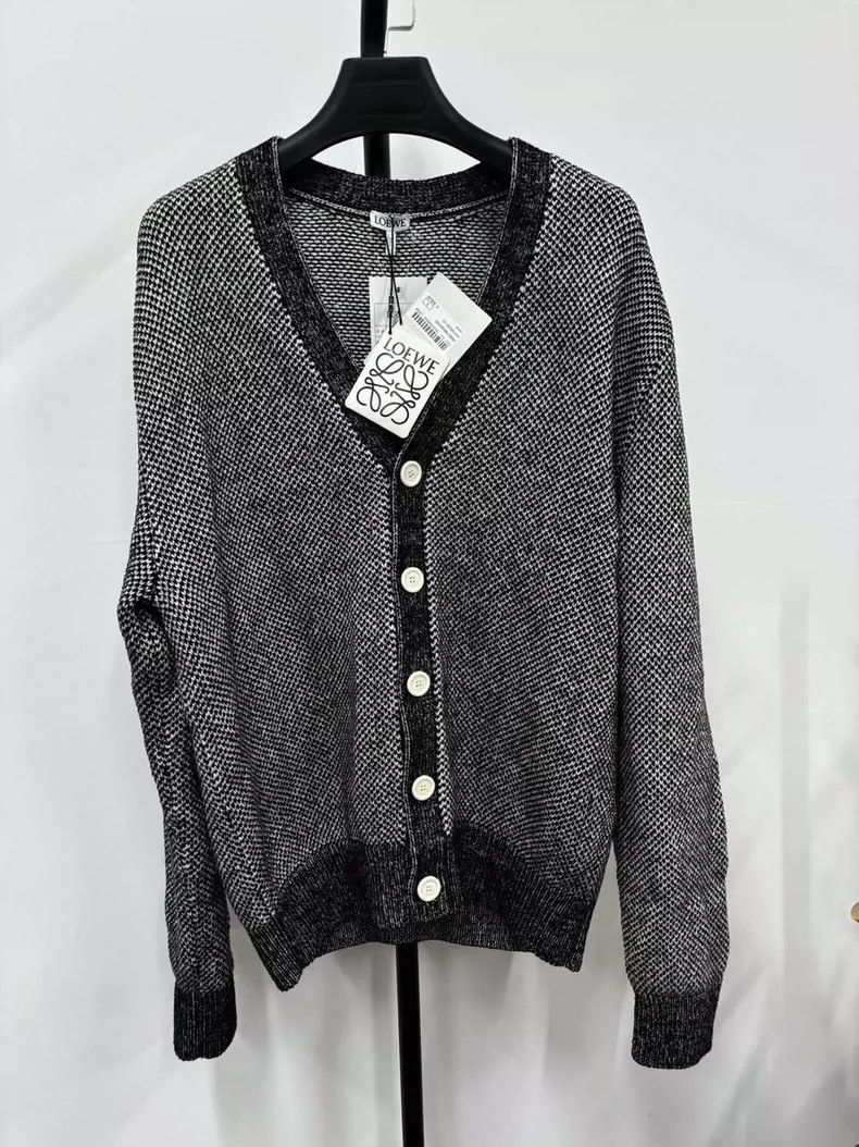 Loewe LOEWE Wool V-neck knitwear with texture Size US S / EU 44-46 / 1 - 1 Thumbnail