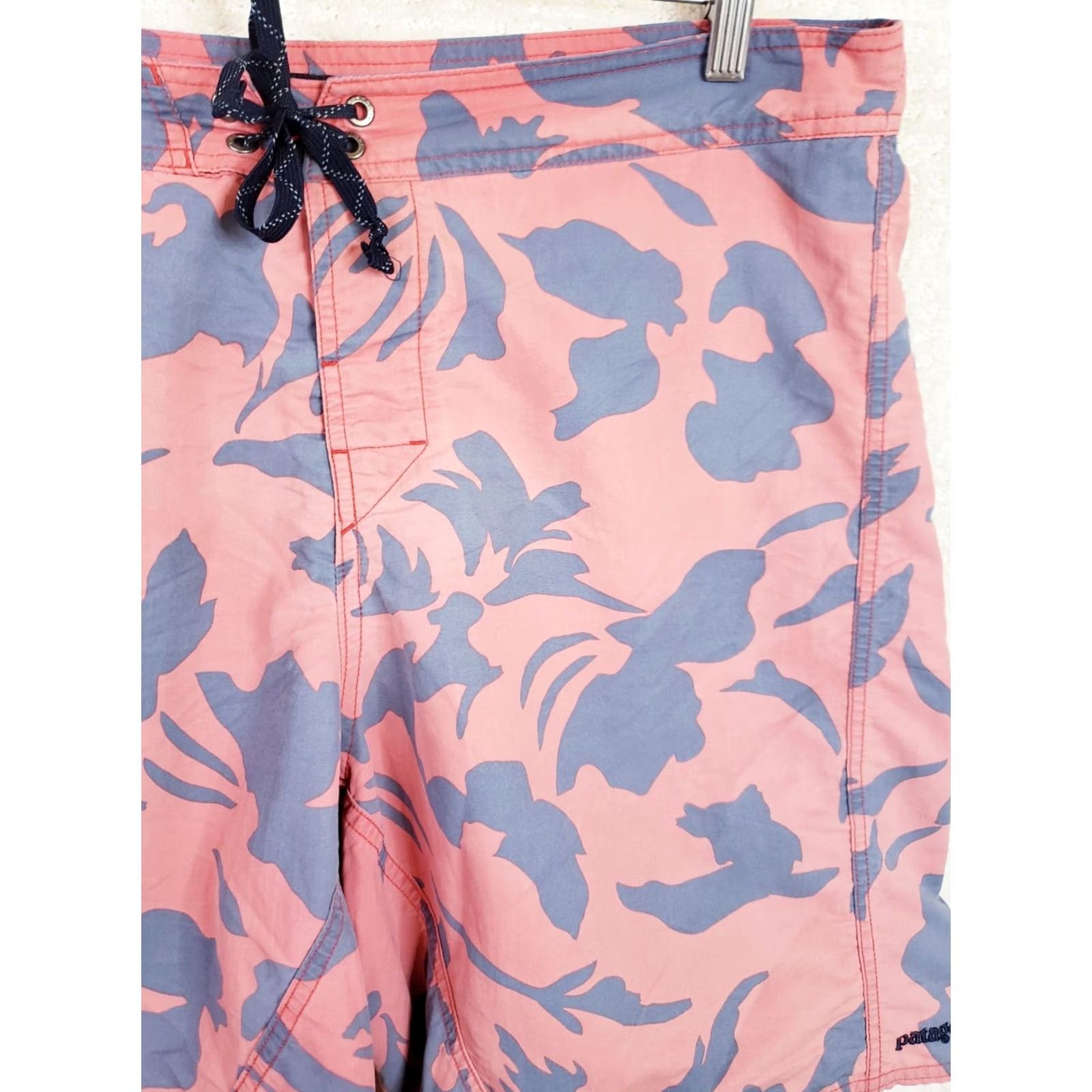 Patagonia Patagonia Board Shorts 36W 10L Pink Gray Floral Drawstring Pockets Quick Dry Nylon Men Sports Surf Tropical Vintage Size US 36 / EU 52 - 3 Thumbnail