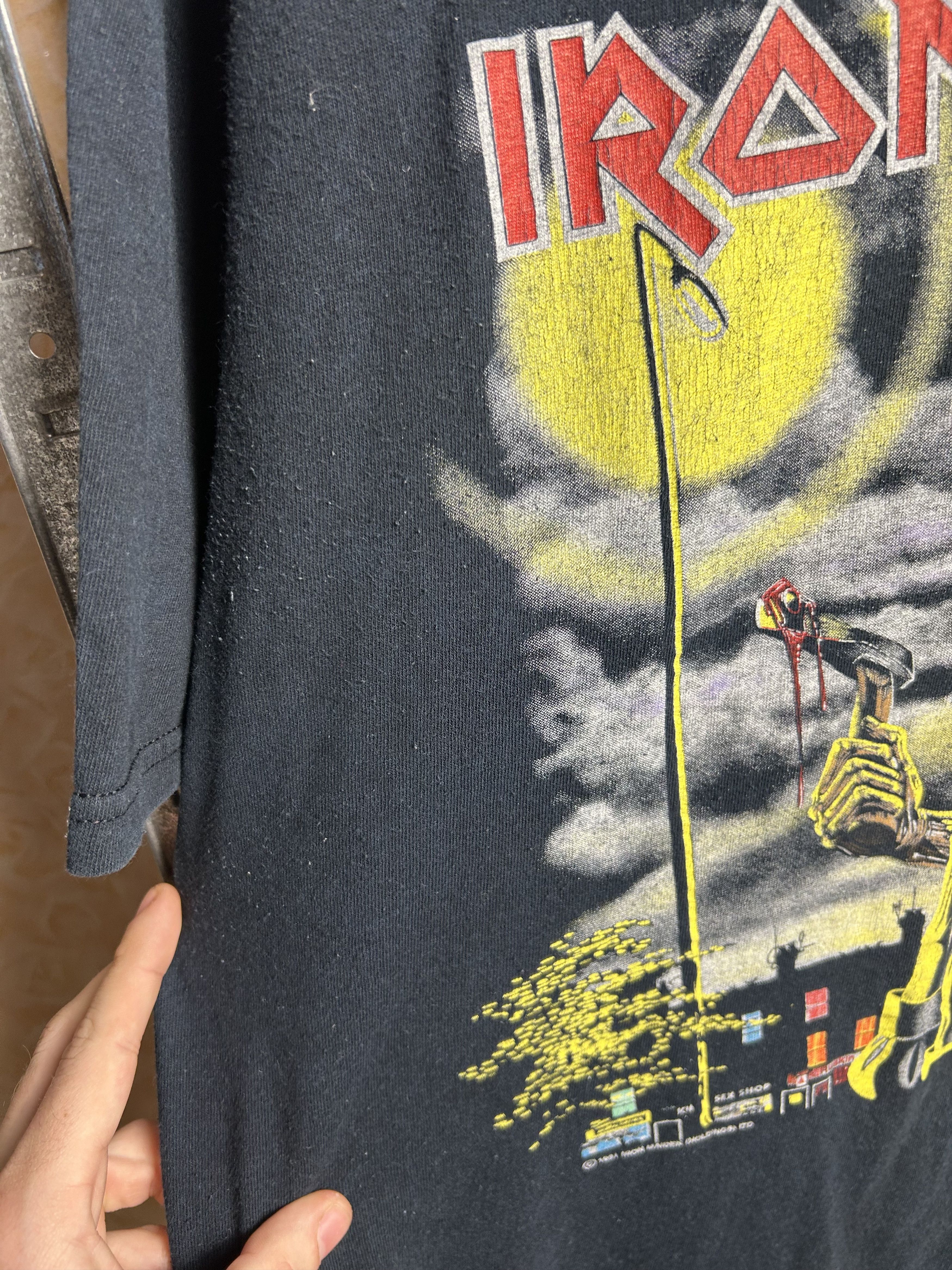 Band Tees Vintage 2000s Iron Maiden 1981 Print Rock Band T-shirt Size US XL / EU 56 / 4 - 7 Thumbnail