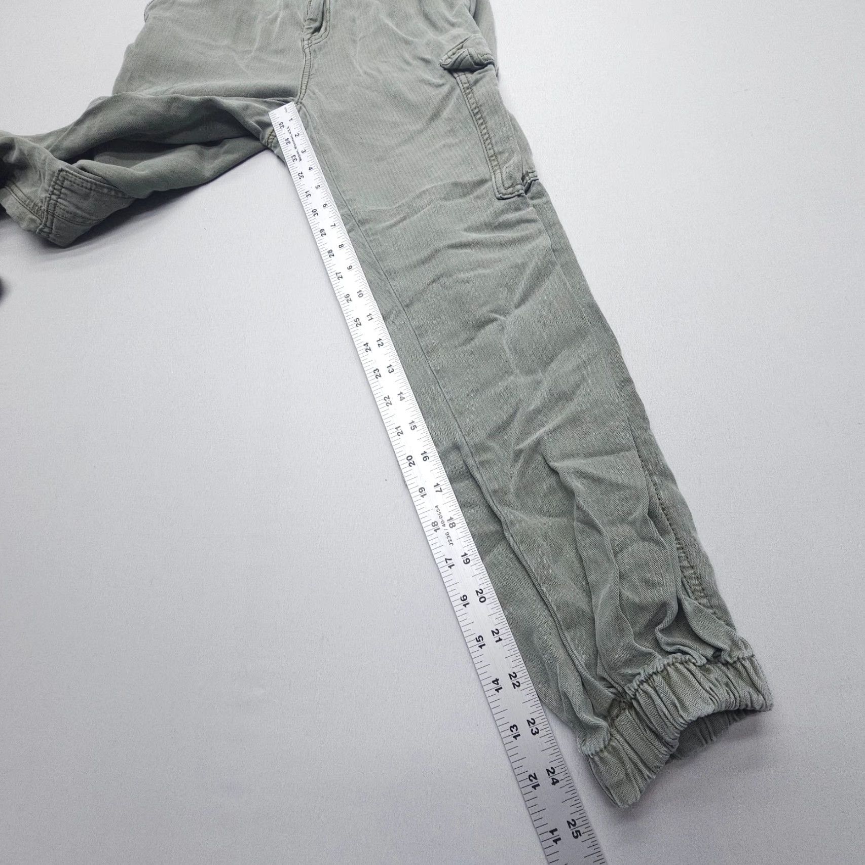 American Eagle Outfitters American Eagle Cargo Pants Womens 0 Green Lyocell Jogger Short Relaxed Army Size 25" / US 0 / IT 36 - 4 Thumbnail