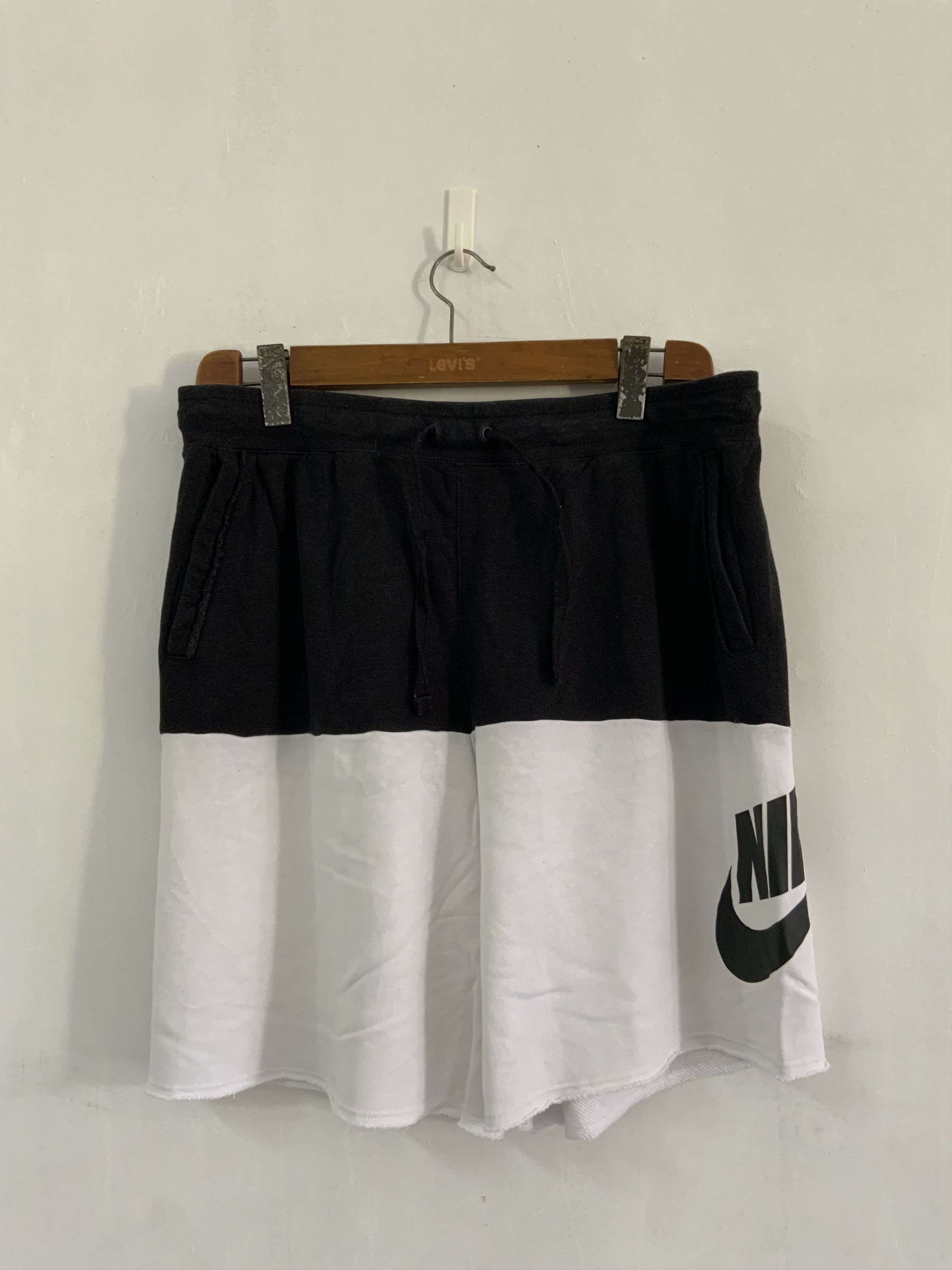 Nike Nike Swoosh Big Logo White Black Shorts Size US 32 / EU 48 - 1 Thumbnail