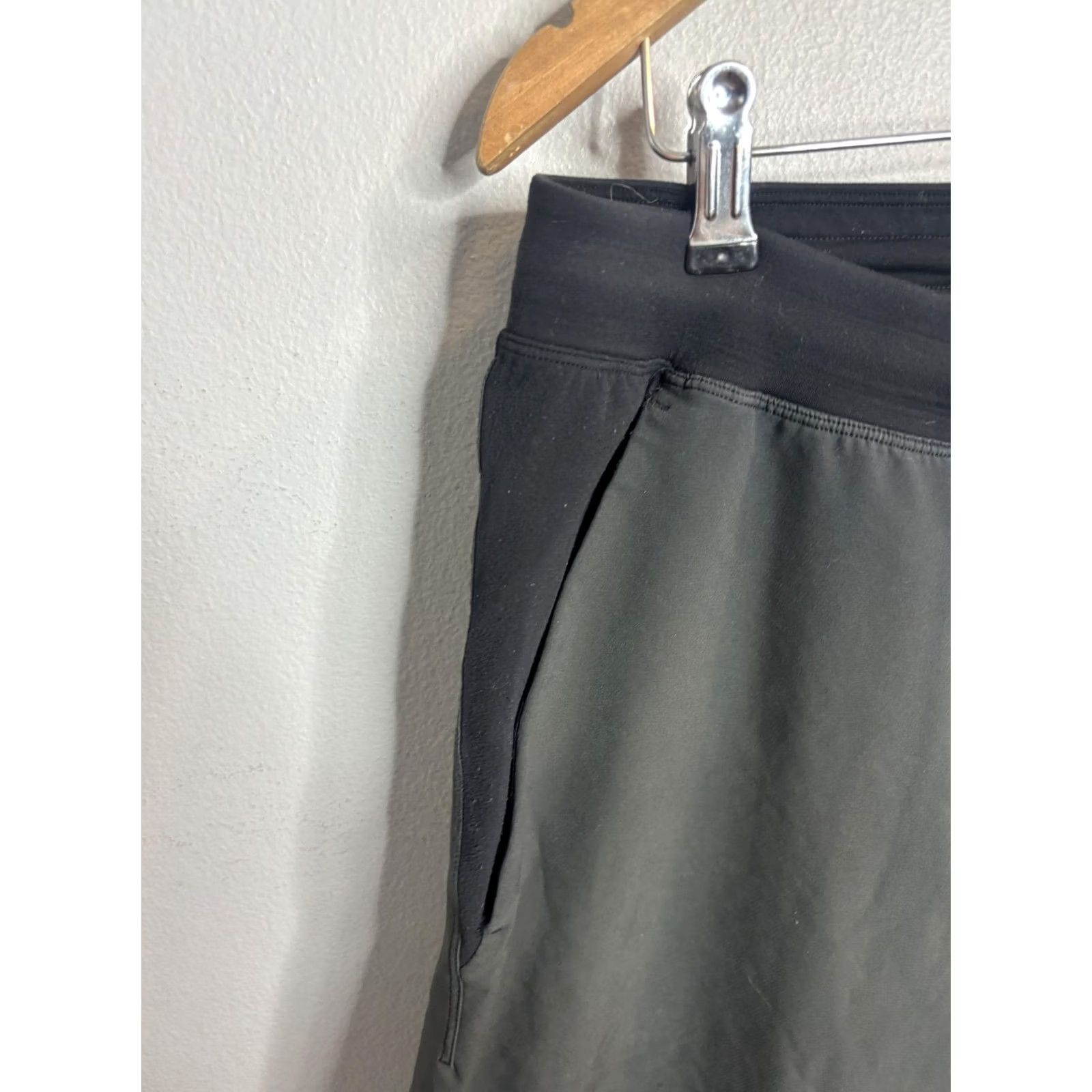 Lululemon Lululemon Shorts Mens Large Black Gray Athletic Drawstring Pockets Logo Size US 31 - 2 Thumbnail