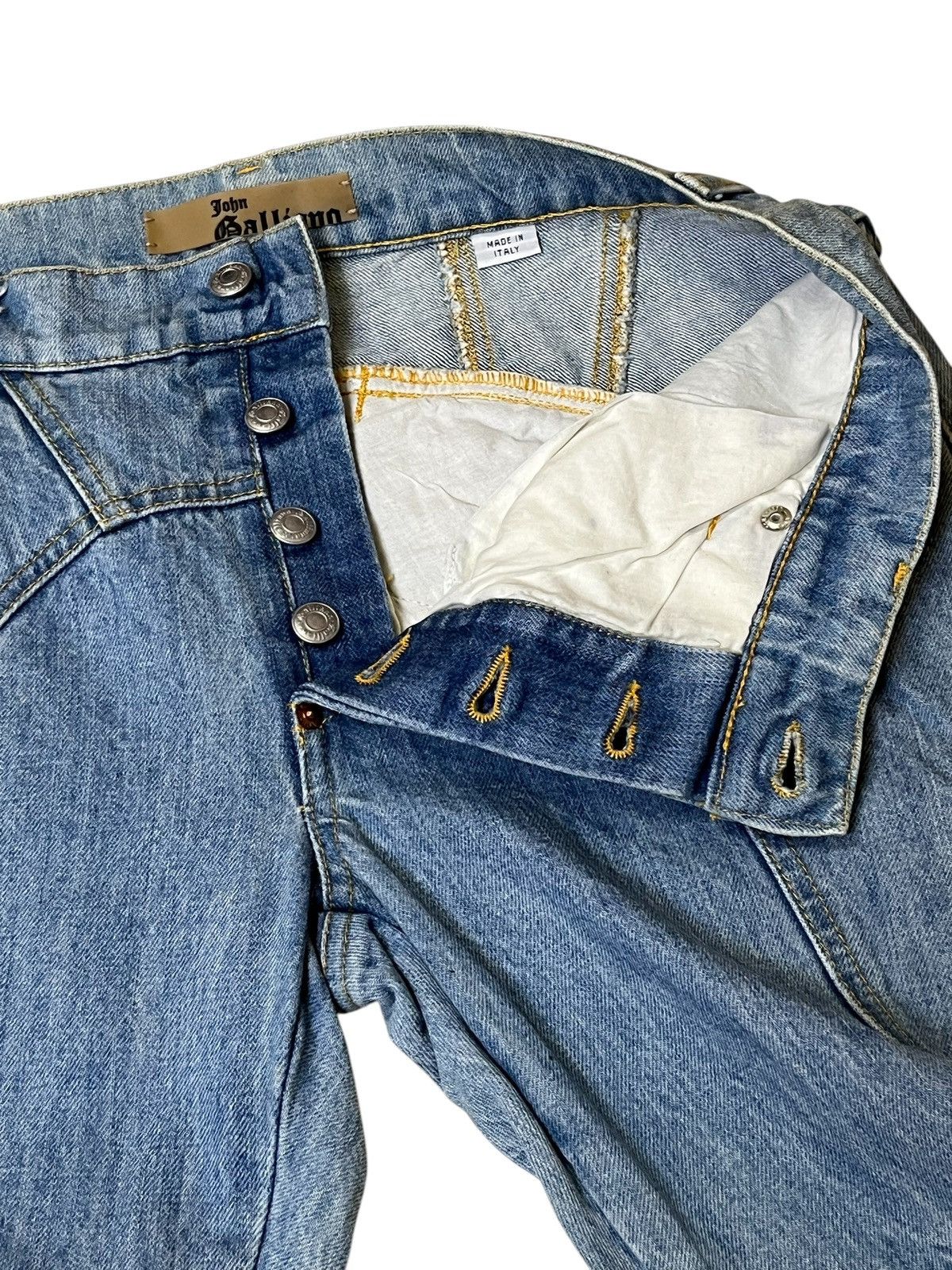 John Galliano JOHN GALLIANO MADE IN ITALY CURVE LEG JEANS Size US 31 - 9 Thumbnail