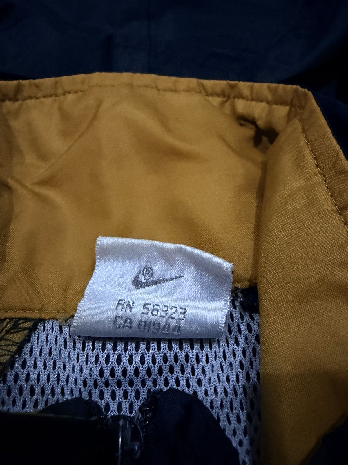 Nike Vintage 90s Nike Silver Tag Windbreaker Jacket Size US S / EU 44-46 / 1 - 6 Thumbnail