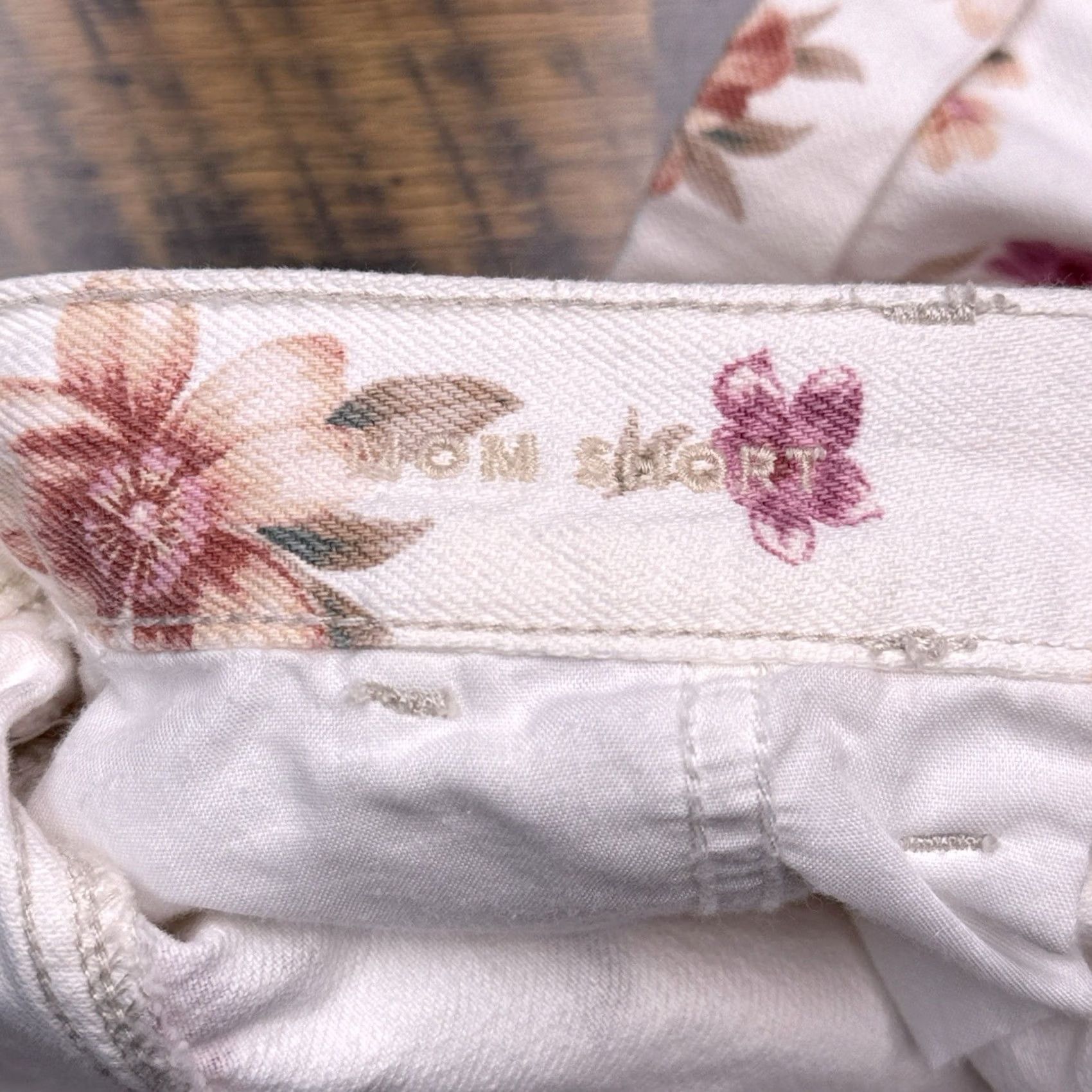 American Eagle Outfitters American Eagle Outfitters Mom Shorts 10 White Daisy Floral Denim High Rise Size 32" / US 10 / IT 46 - 4 Thumbnail