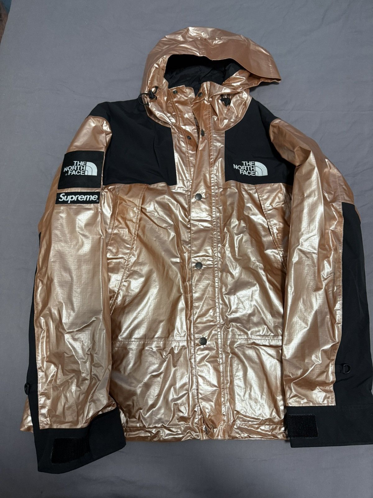Supreme × The North Face Supreme tnf the north face metallic mountain parka gold rose Size US L / EU 52-54 / 3 - 1 Thumbnail