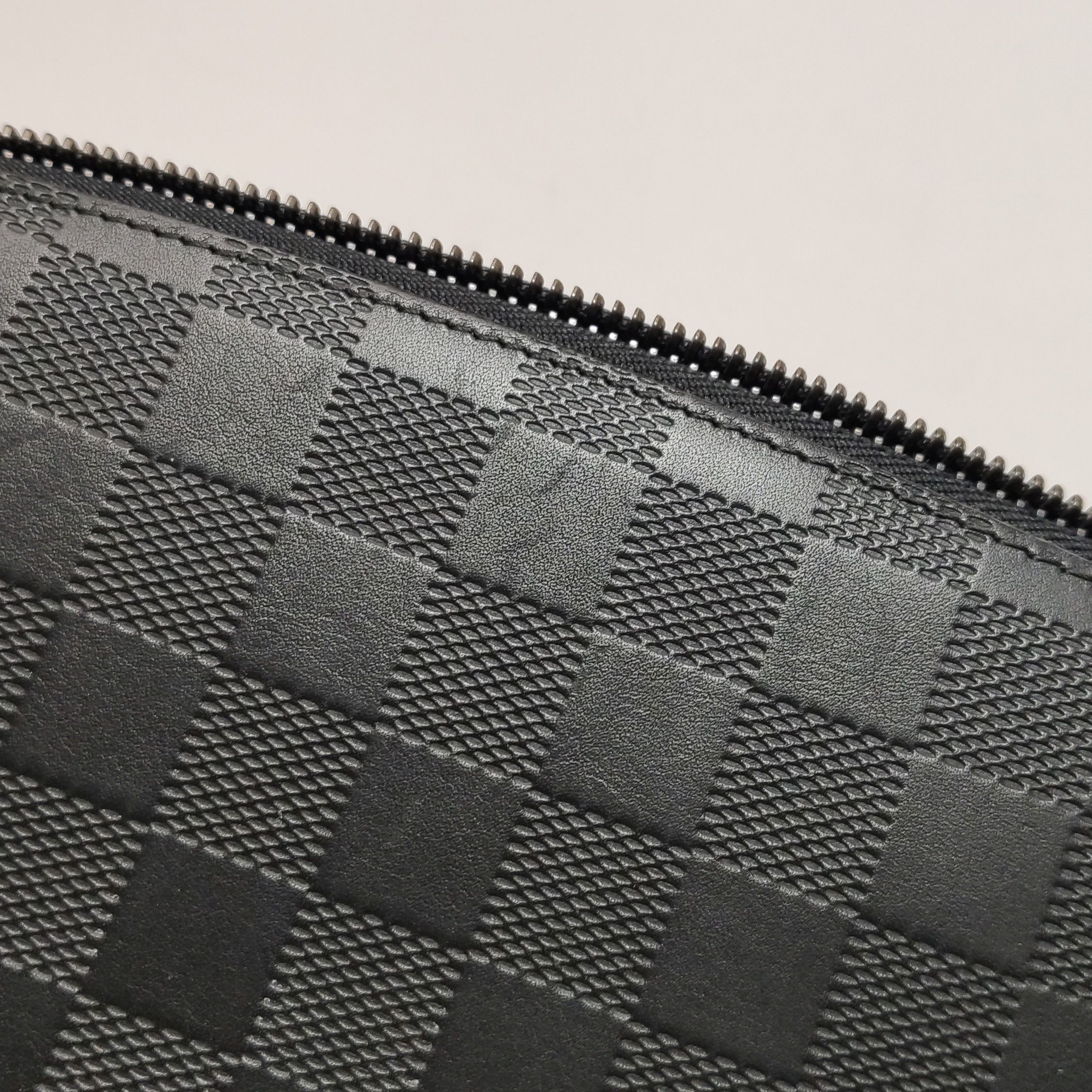 Louis Vuitton Louis Vuitton (LV) Cowhide Solid Checkerboard Zipper Clutch Size ONE SIZE - 7 Thumbnail