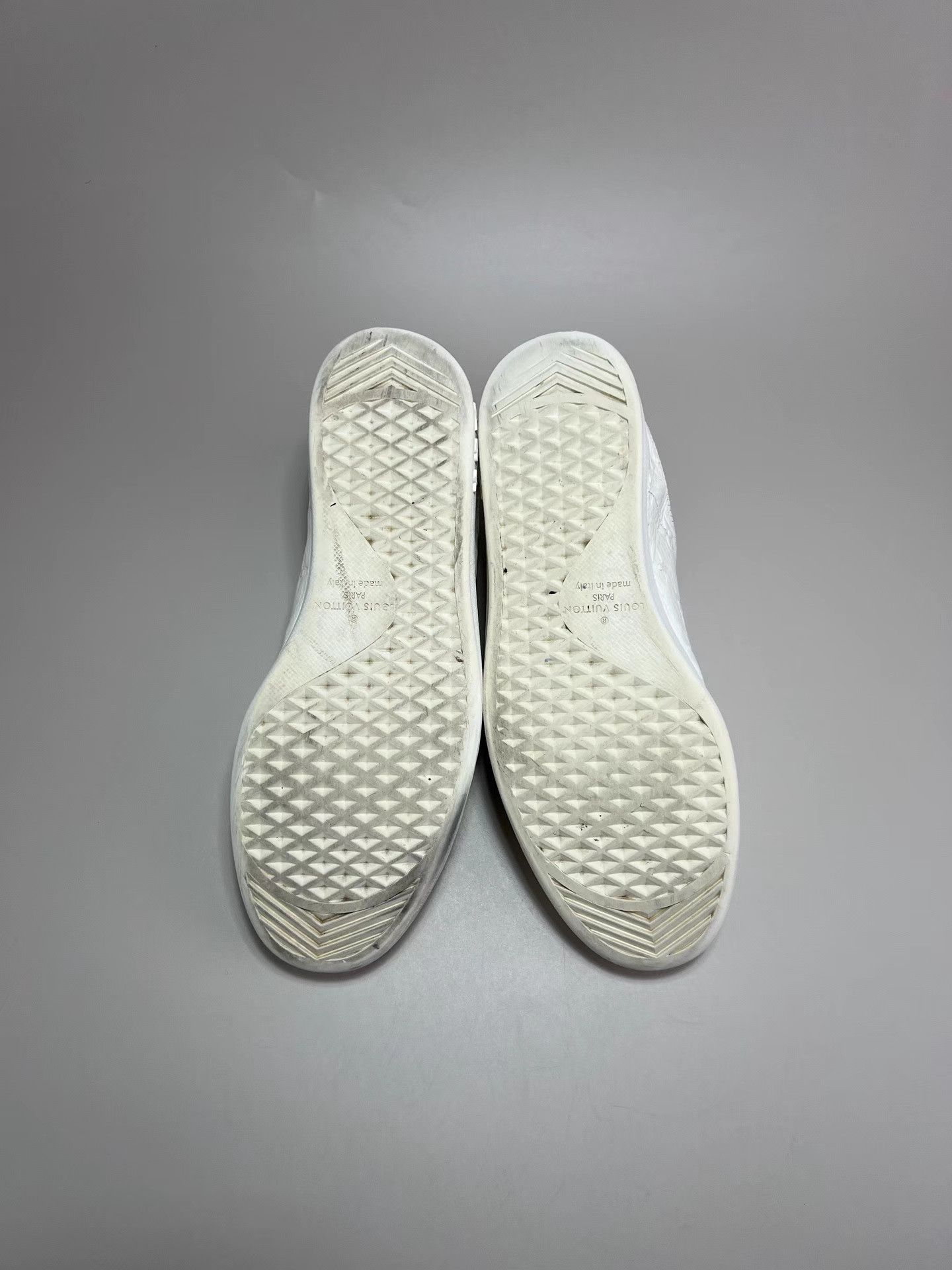 Louis Vuitton LOUIS VUITTON LV White Embossed Full Logo Low-Top Sneakers Size US 9 / EU 42 - 6 Thumbnail