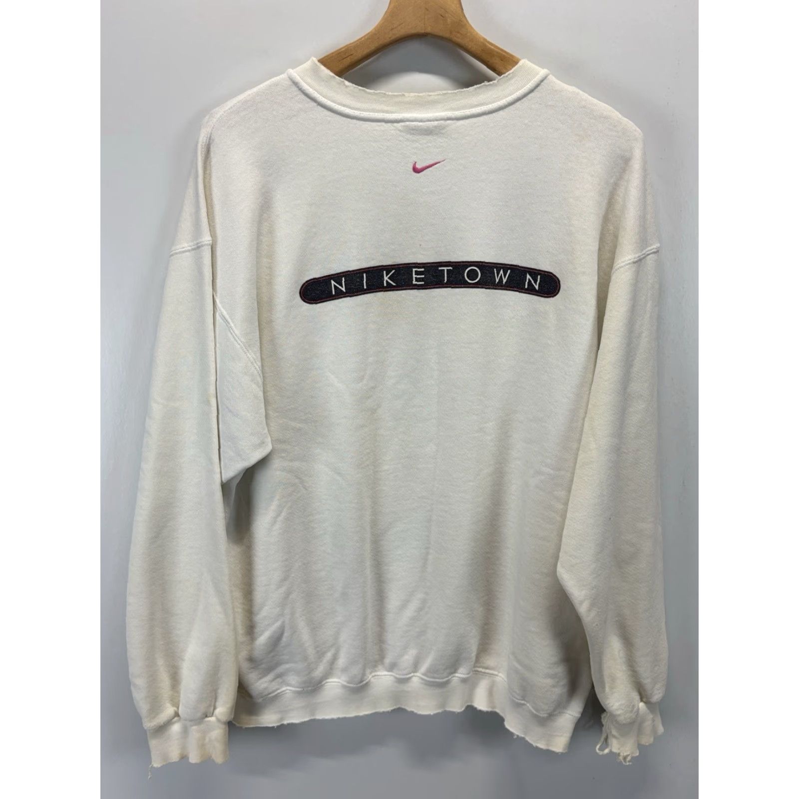 Nike VINTAGE Nike Niketown Sweatshirt Large White Graphic Pullover 90s Sports Unisex Size US L / EU 52-54 / 3 - 3 Thumbnail