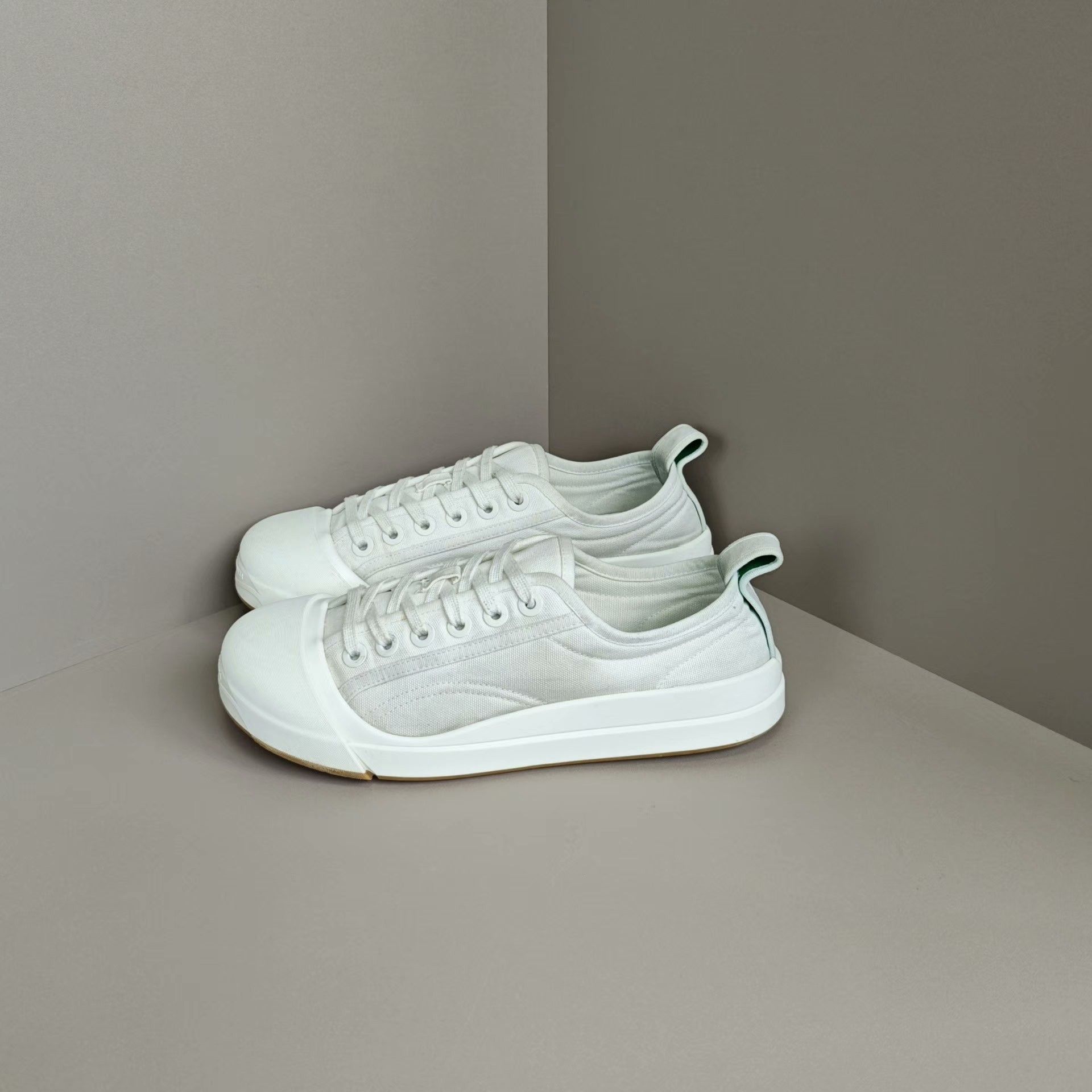 Bottega Veneta Bottega Veneta Lowtop Sneakers us_9 Women Size US 9 / IT 39 - 1 Thumbnail