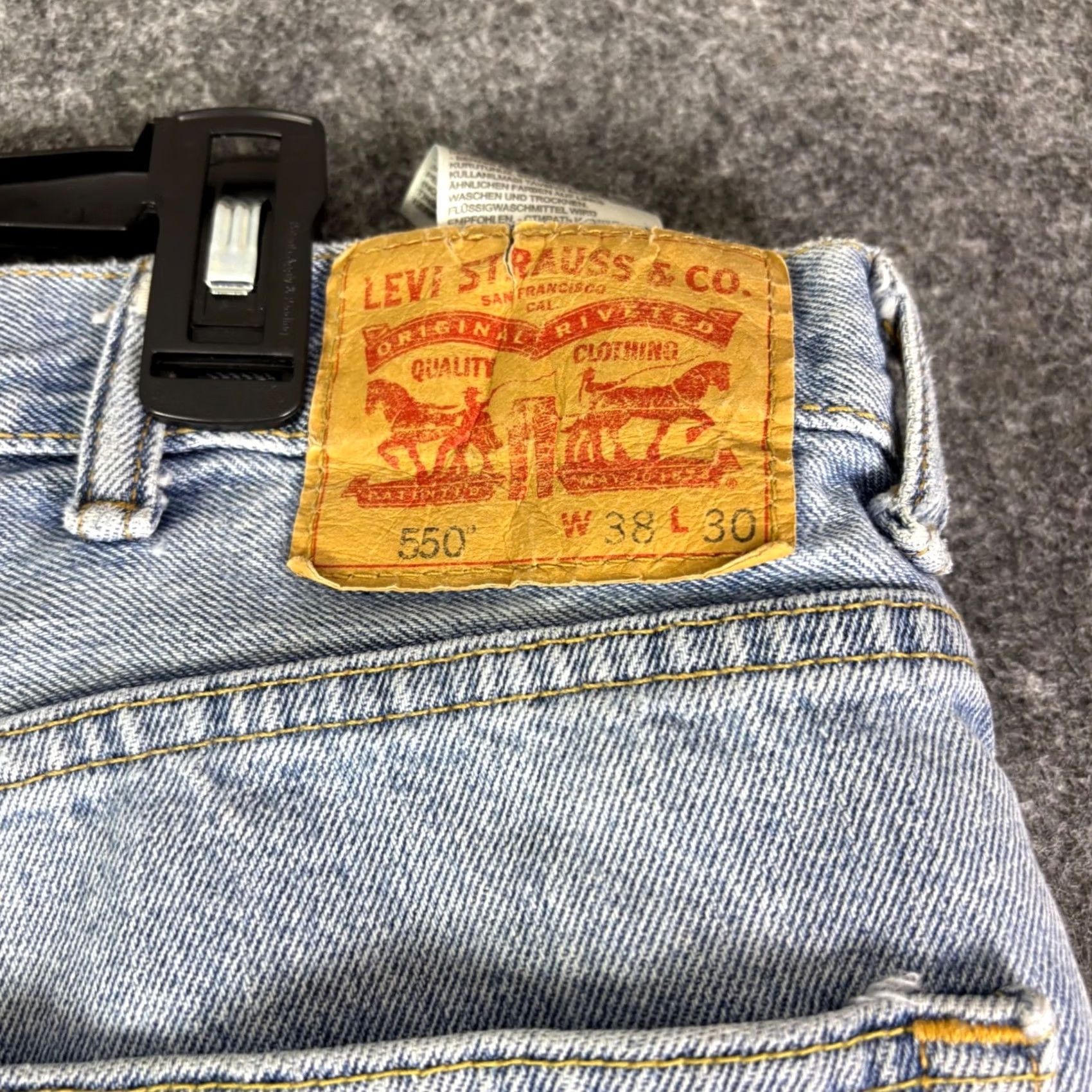 Levi's Levi's 550 Relaxed Fit Tapered Leg Jeans Light Wash Mens 38x30 Distressed Stain Size US 38 / EU 54 - 7 Thumbnail