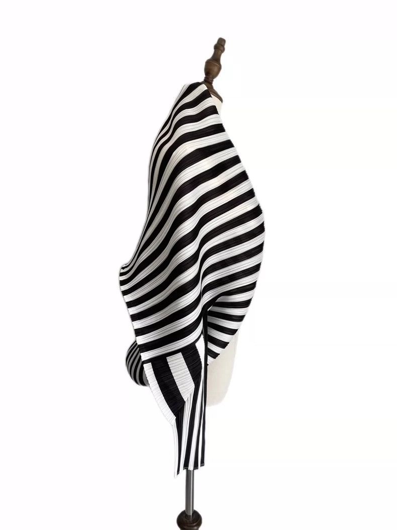 Issey Miyake Issey Miyake size:one size Black and white pleated zebra c Size XS / US 0-2 / IT 36-38 - 2 Thumbnail