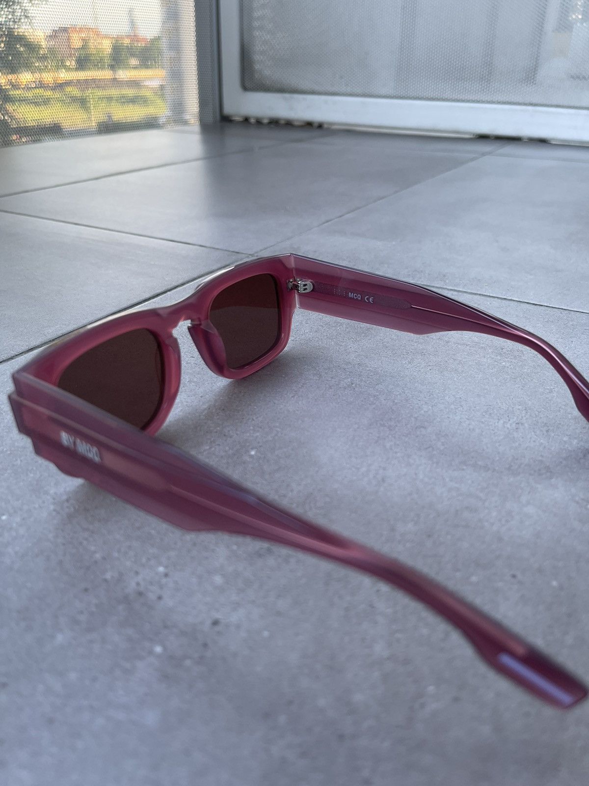 Alexander McQueen !DS! Alexander Mcqueen MQ0359S Tiny Violet Square Sunglasses Size ONE SIZE - 8 Thumbnail