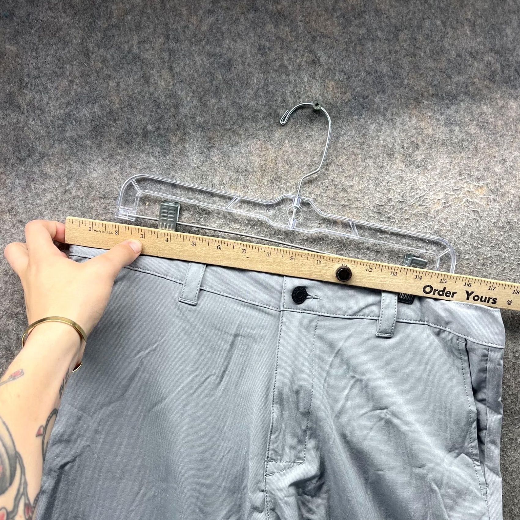 Banana Republic Banana Republic Shorts Mens 36 Gray Stretch Elastic Waist Chino 9 Inseam Mens Flat Front Casual Shorts 9 Inseam Gray Boys? Size US 36 / EU 52 - 7 Thumbnail
