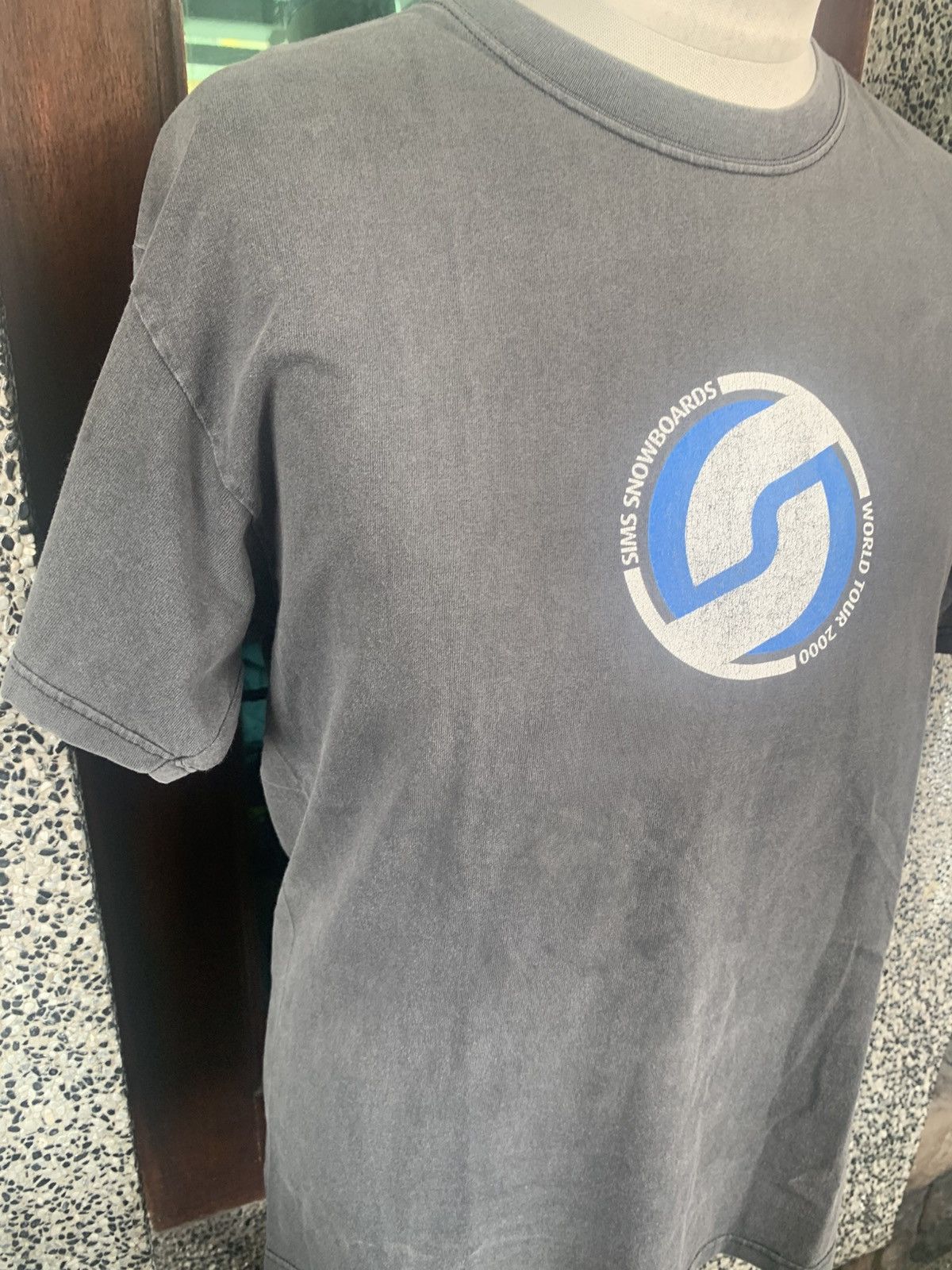 Vintage Vintage 2000 Sims Snowboards World Tour T shirt Size US M / EU 48-50 / 2 - 6 Thumbnail