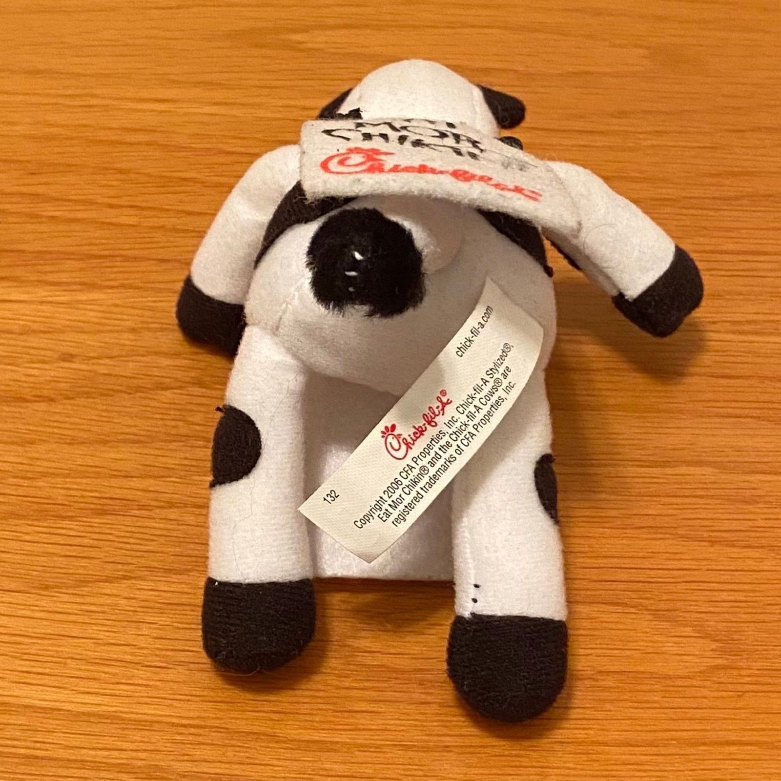 Fila Chick Fila Cow 2006 Plush Small Stuffed Animal Toy DV60 Size ONE SIZE - 5 Thumbnail