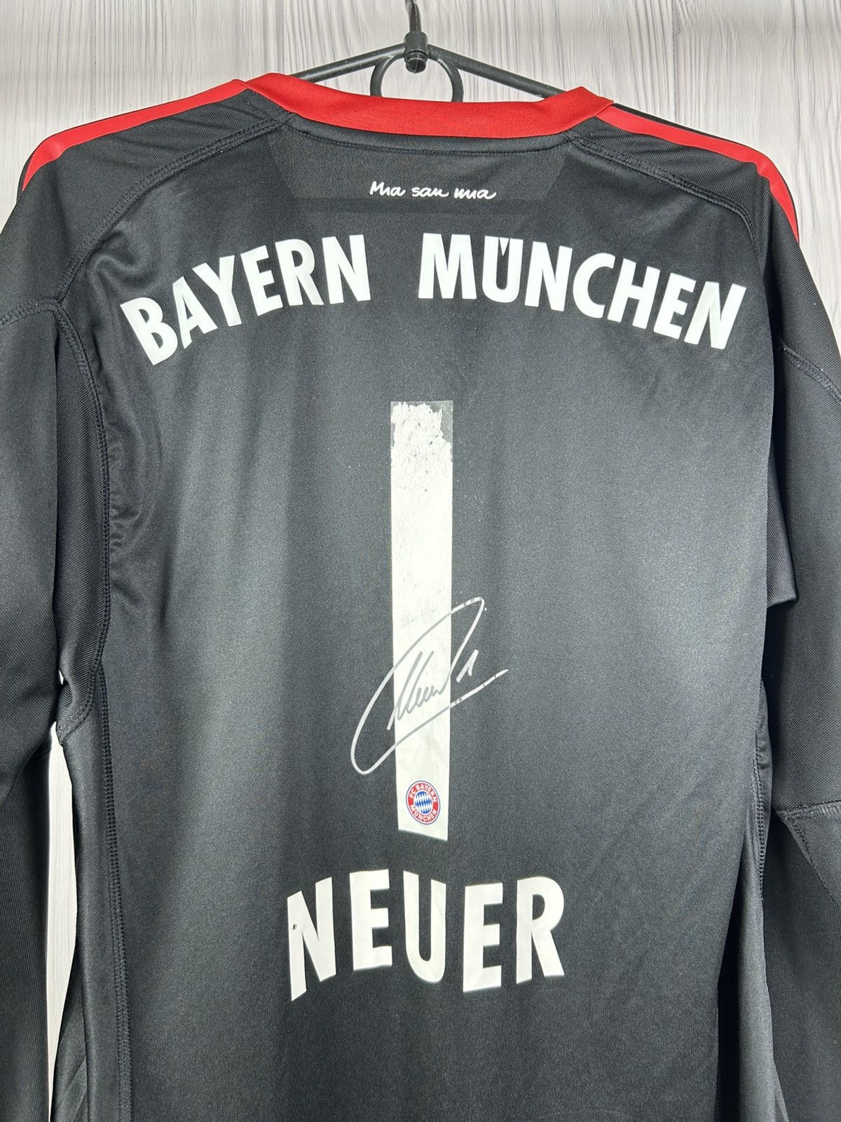 Adidas BAYERN 2017/18 #1 NEUER GOALKEEPER FOOTBALL SHIRT Adidas Size US M / EU 48-50 / 2 - 8 Thumbnail