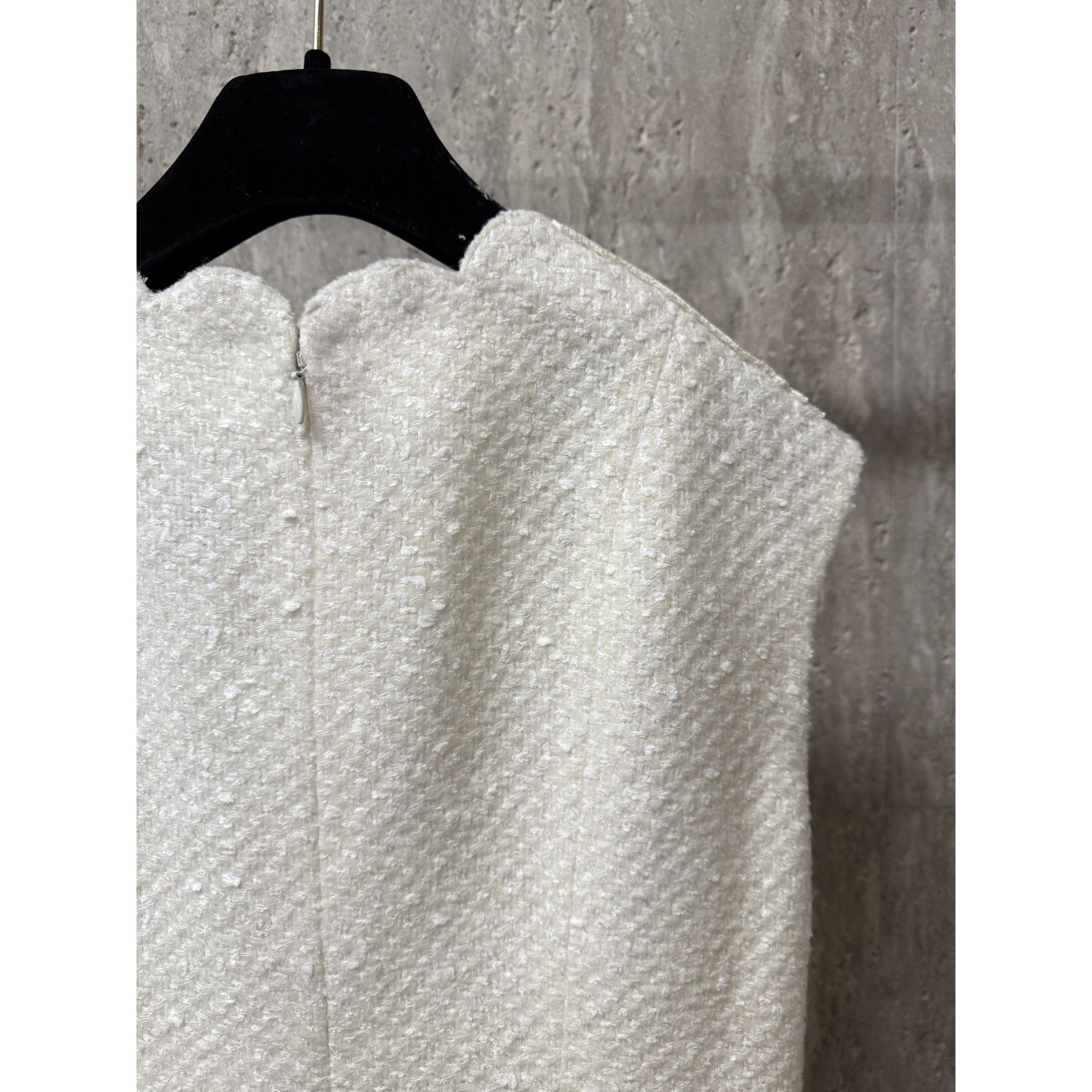 Chanel Chanel White Tweed Scalloped Sleeveless Dress Size 40 Made I Size S / US 4 / IT 40 - 14 Thumbnail
