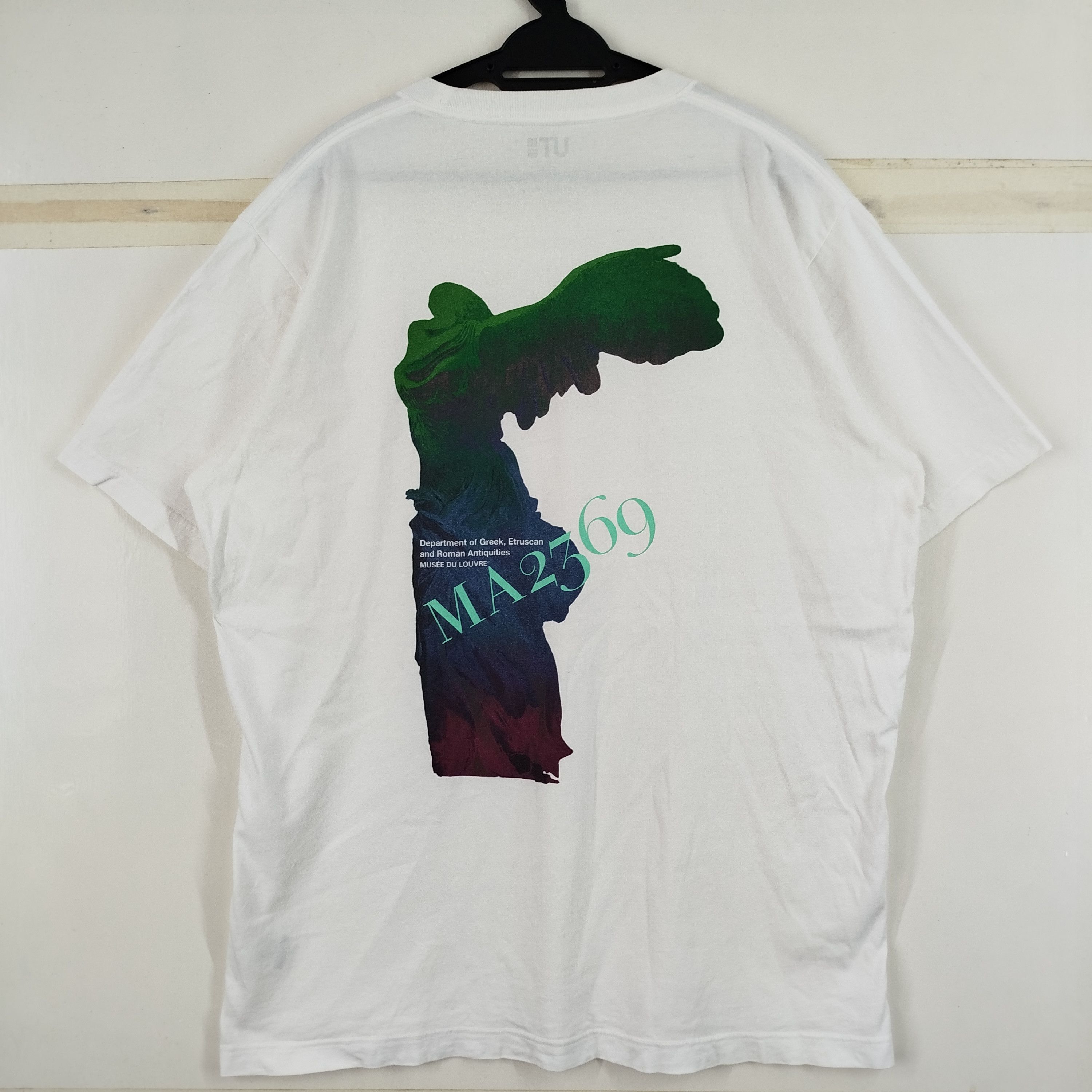 Designer × Uniqlo Uniqlo Musee Du Louvre Peter Saville 07 Backhit Cool Design Size US L / EU 52-54 / 3 - 1 Thumbnail
