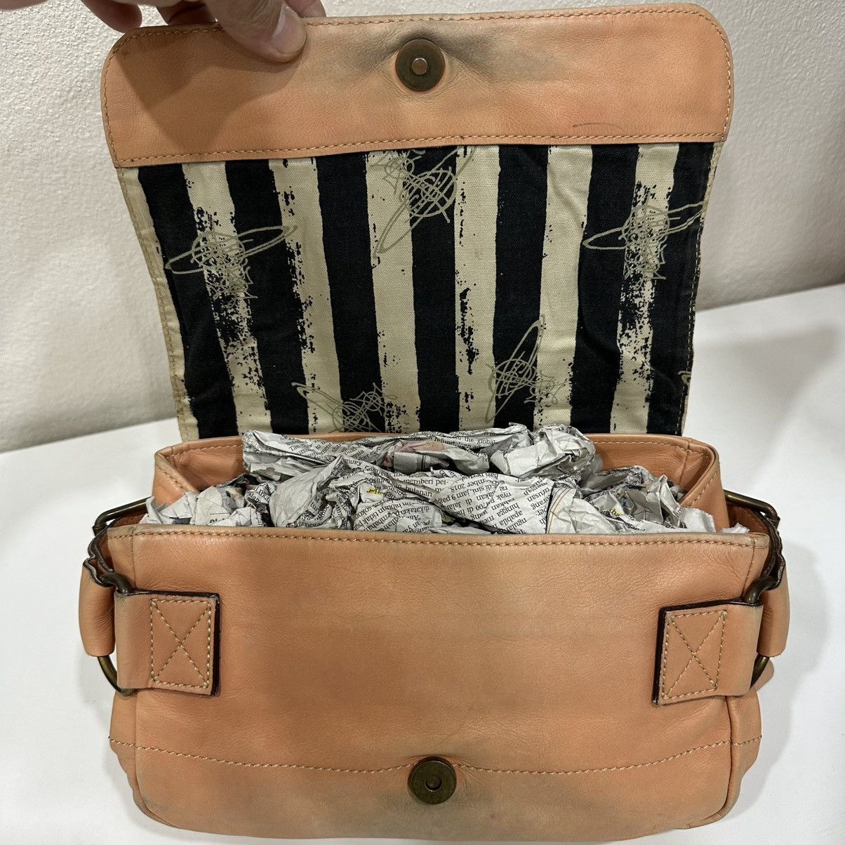Vivienne Westwood ‼️YES‼️ BUG LOGO VIVIENNE WESTWOOD LEATHER CROSSBODY SLING BAG Size ONE SIZE - 11 Thumbnail