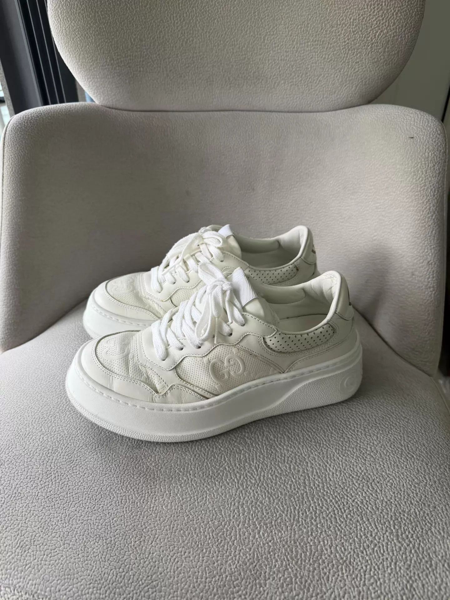 Gucci Gucci Platform White 37.5GG embossed gold lettering Size US 7 / IT 37 - 2 Thumbnail
