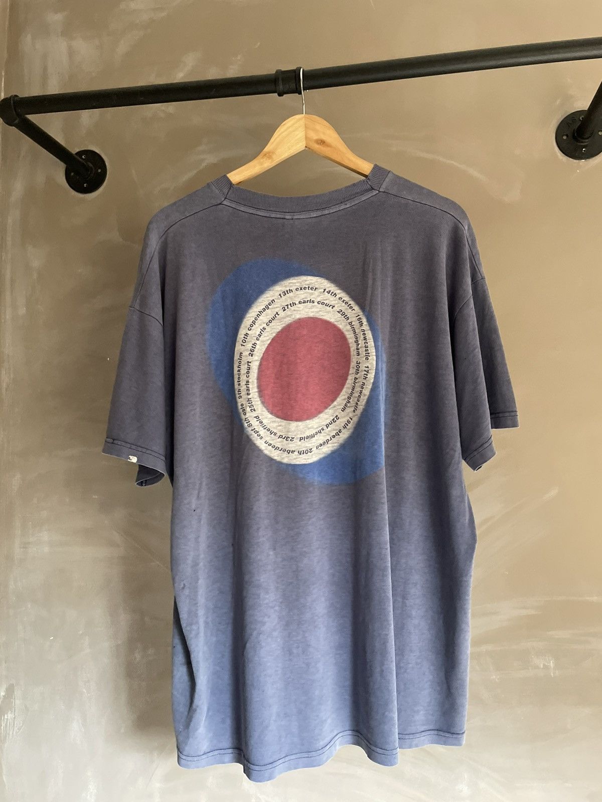 Band Tees Thrashed 90s Vintage Oasis Be Here Now Band T-shirt Size US XL / EU 56 / 4 - 2 Thumbnail